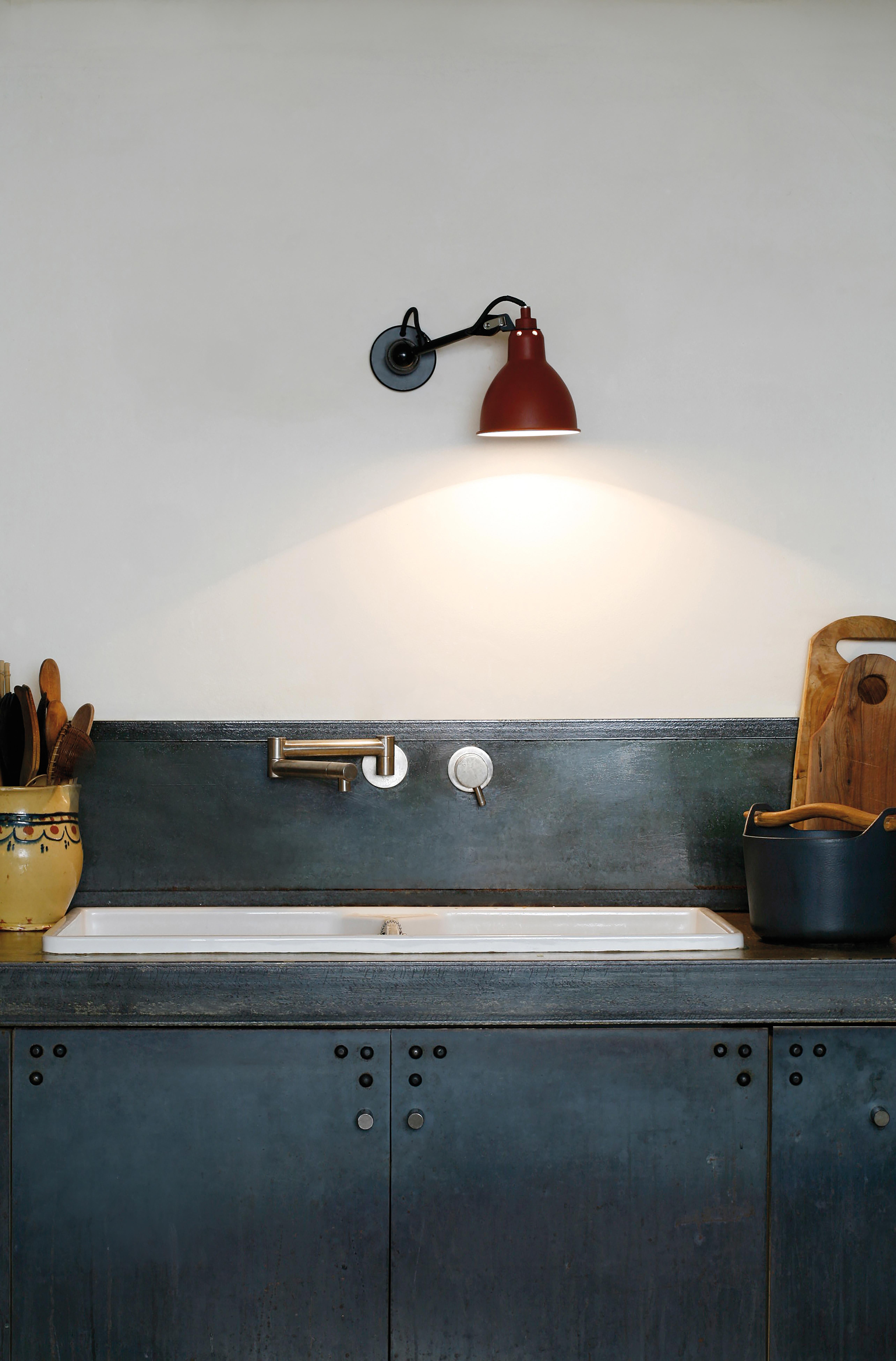 DCW Editions La Lampe Gras N°304 SW Lámpara de pared con brazo negro y pantalla de cobre Siglo XXI y contemporáneo en venta