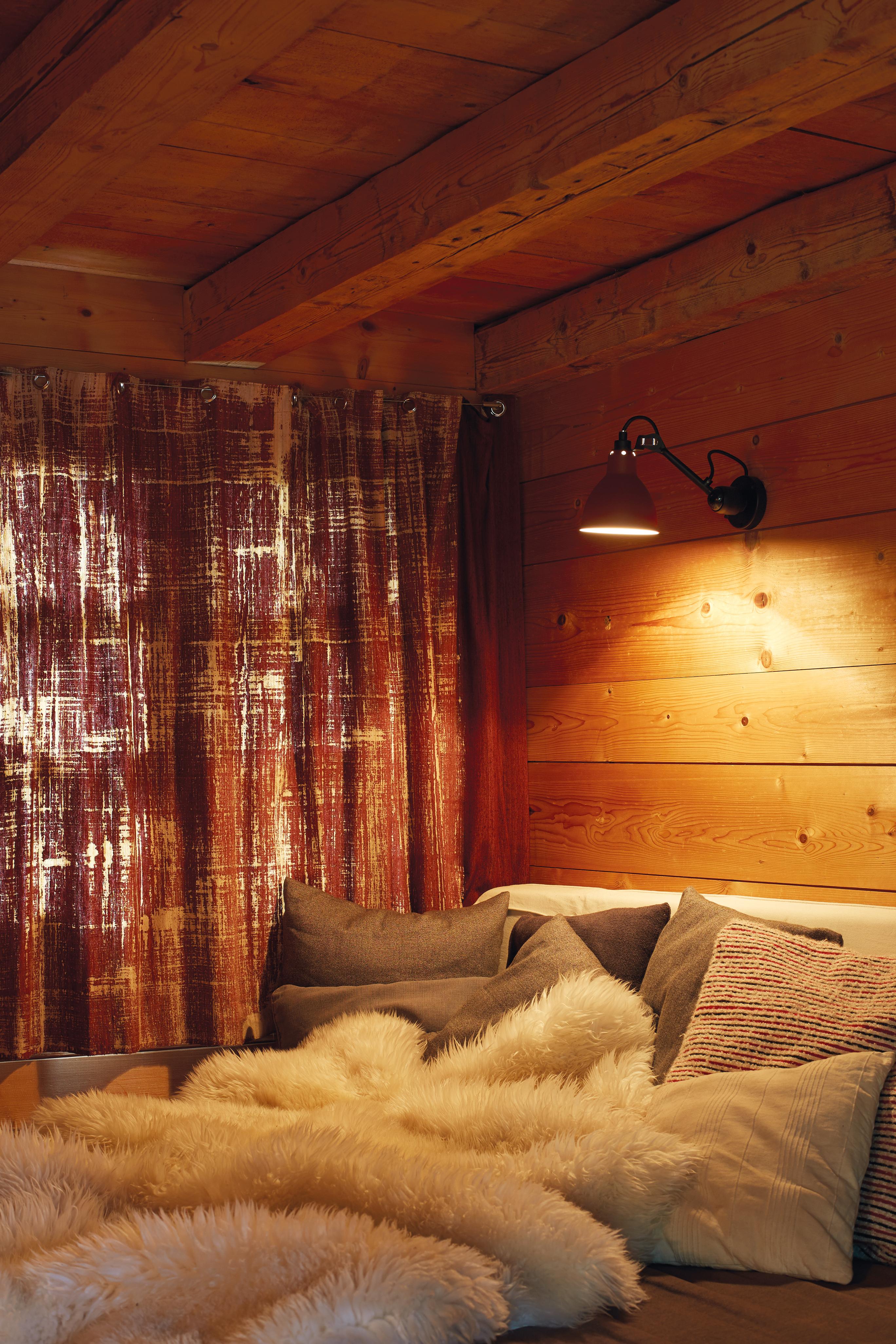 DCW Editions La Lampe Gras N°304 SW Lámpara de pared con brazo negro y pantalla de cobre en venta 1