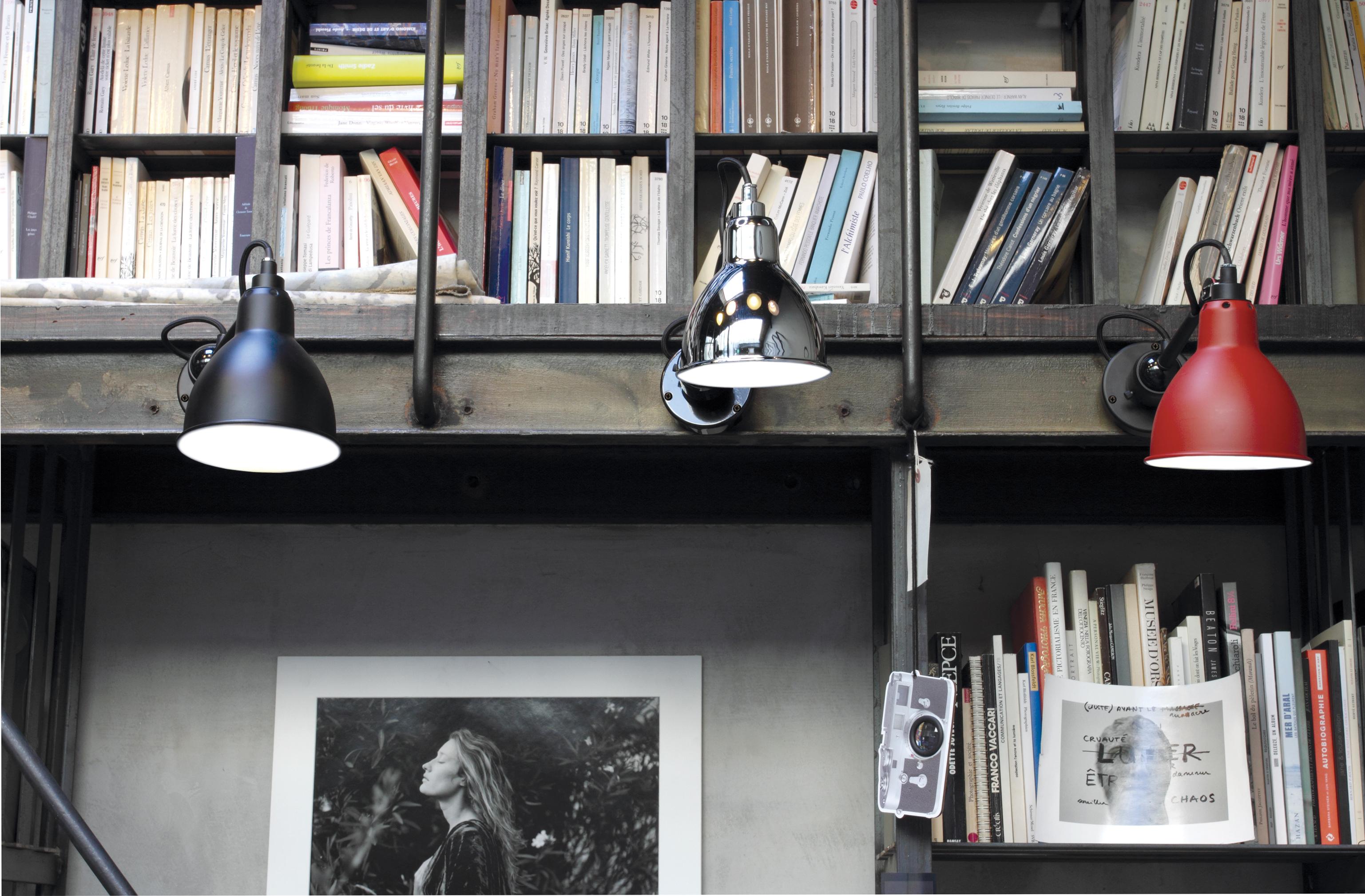 DCW Editions La Lampe Gras N°304 SW Lámpara de pared de brazo negro y pantalla de cobre crudo en Nuevo estado para la venta en Brooklyn, NY