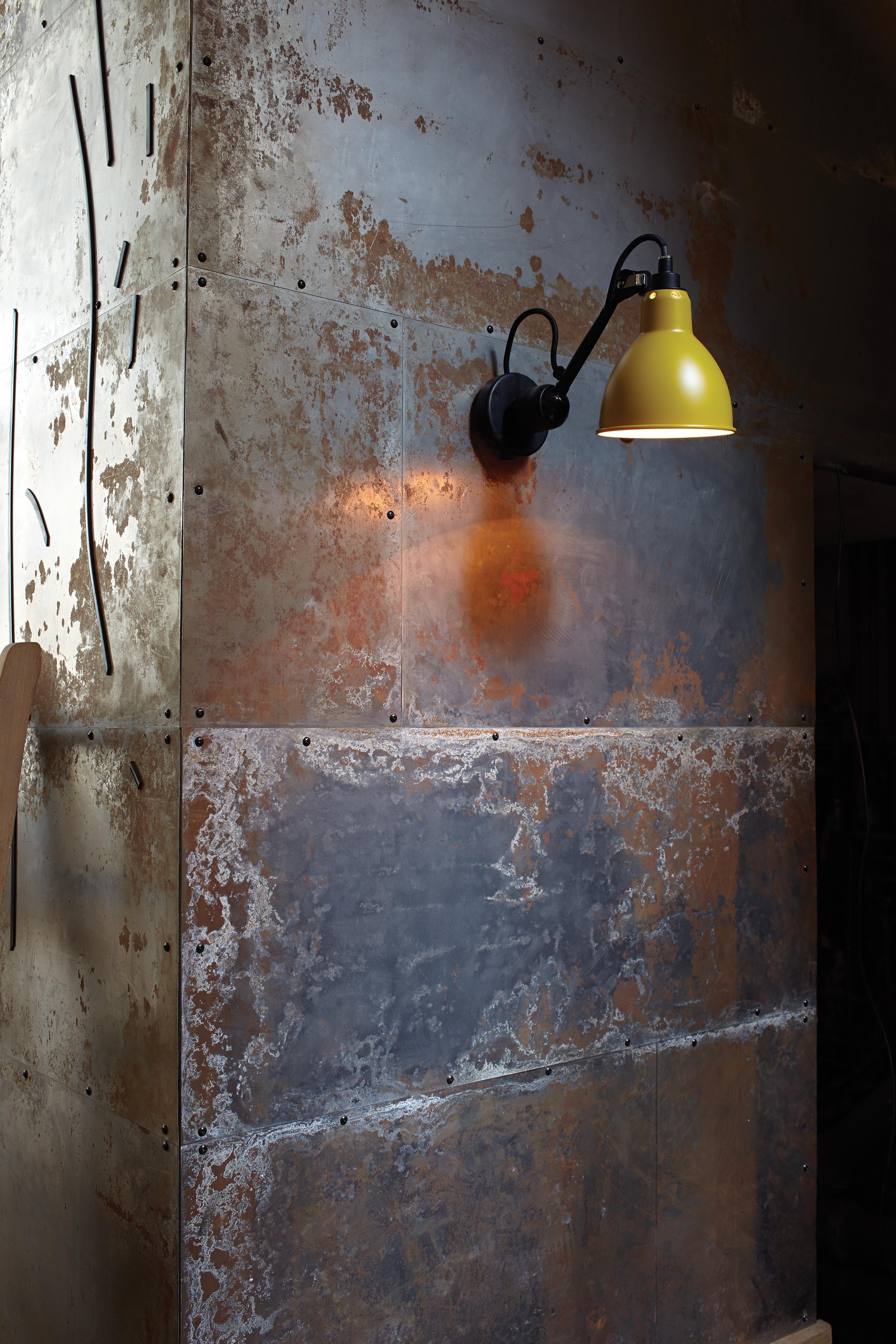 DCW Editions La Lampe Gras N°304 SW Lámpara de pared de brazo negro y pantalla de cobre crudo en venta 2