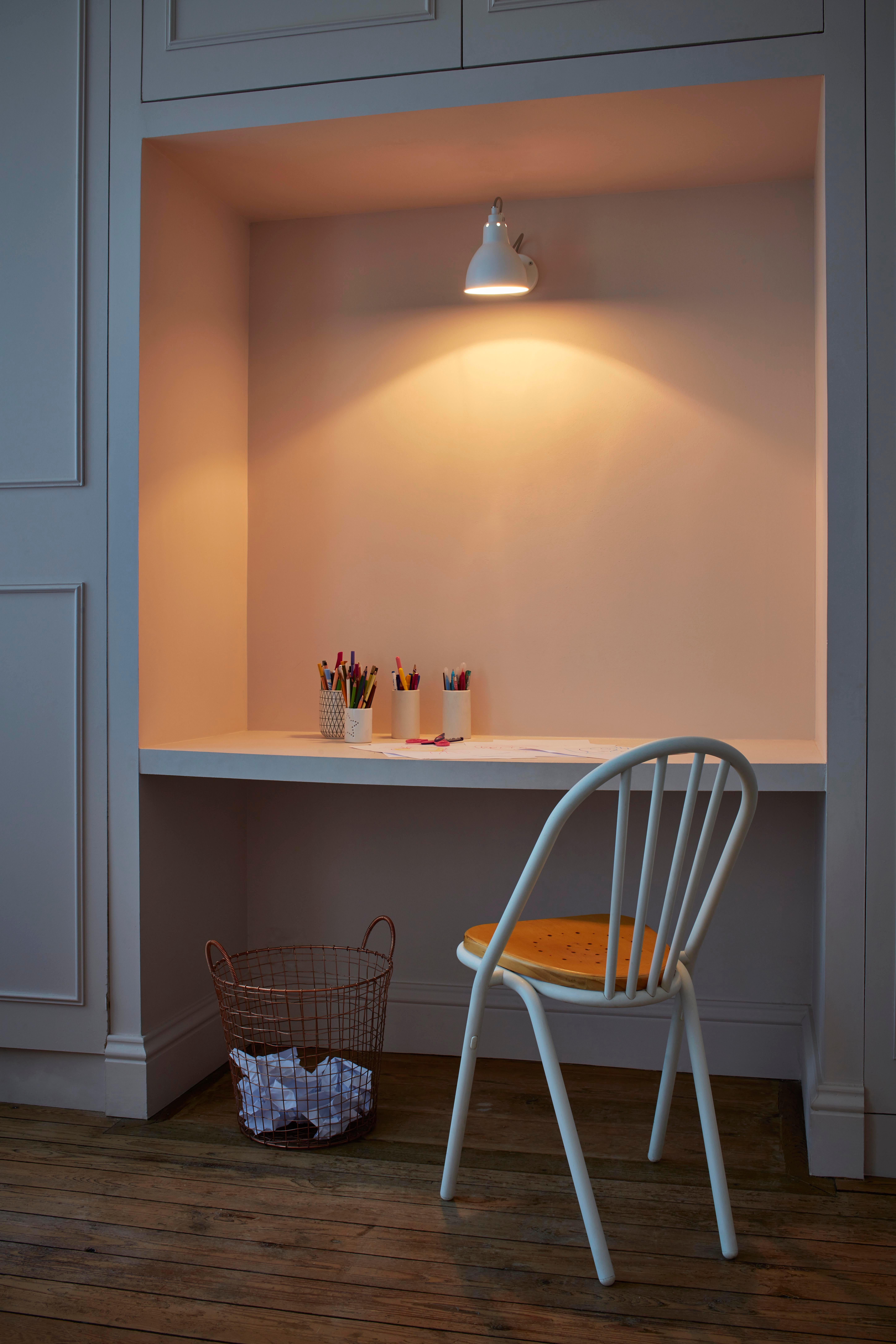DCW Editions La Lampe Gras N°304 Lampada da parete con braccio bianco e paralume in rame in vendita 2