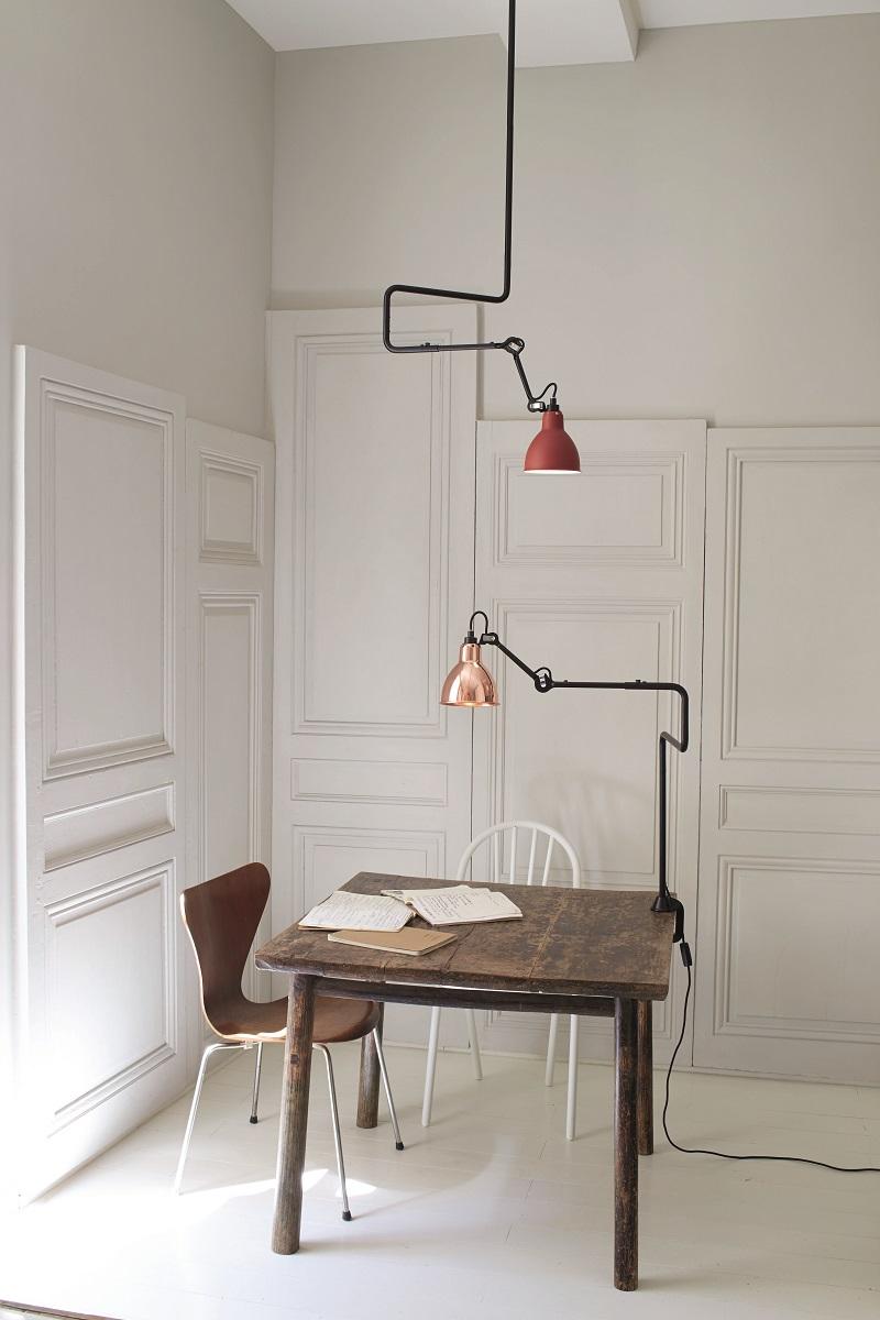DCW Editions La Lampe Gras N°312 Lampada a sospensione con braccio in acciaio nero e paralume in rame grezzo di Bernard-Albin Gras
 
 Abbiamo deciso di modificare una lampada a sospensione molto particolare, molto grafica, pratica con la sua