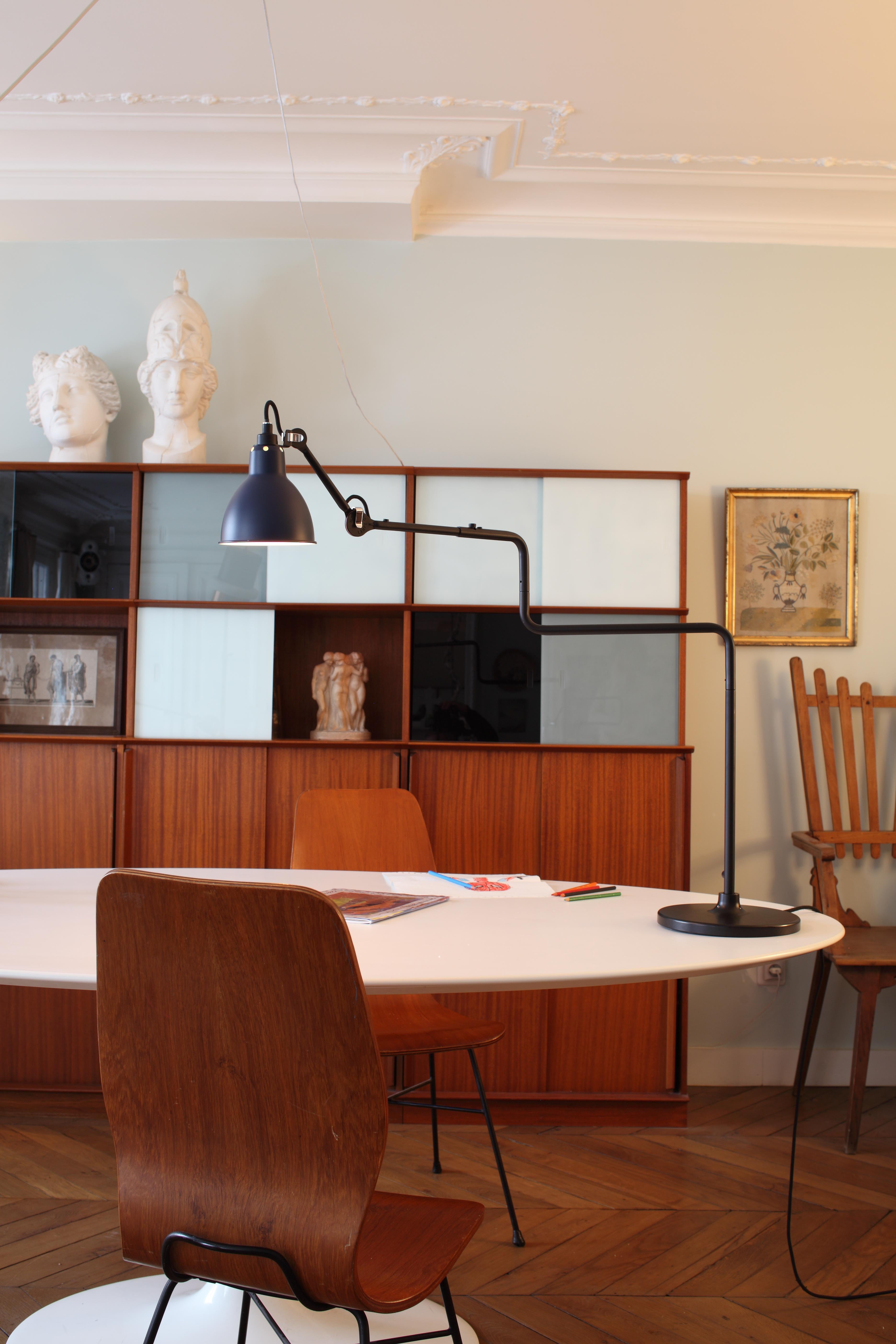 XXIe siècle et contemporain DCW Editions La Lampe Gras N°317 Lampe à poser avec bras noir et abat-jour en verre dépoli en vente