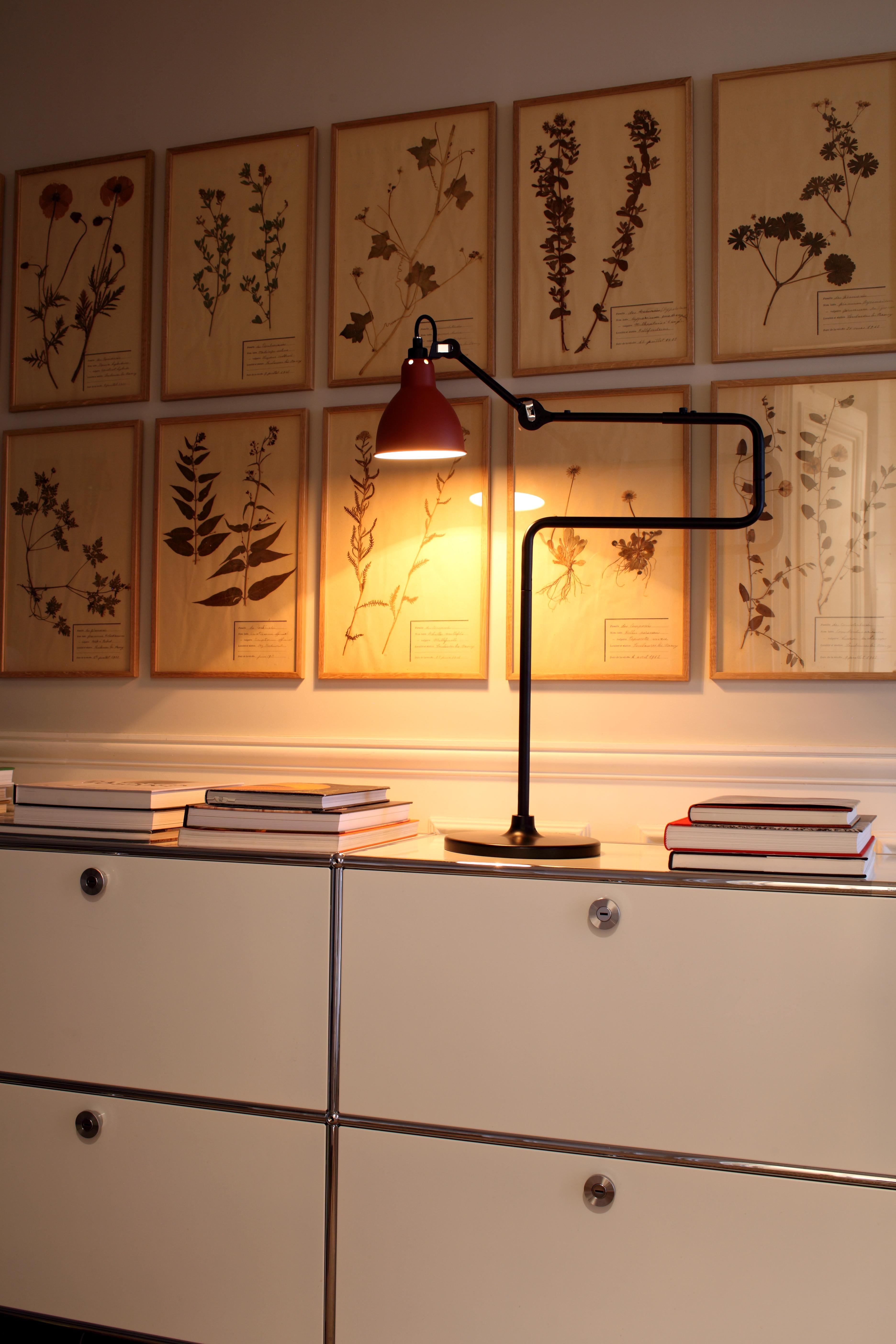 DCW Editions La Lampe Gras N°317 Lampe à poser avec bras noir et abat-jour en verre dépoli en vente 1