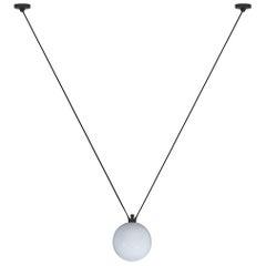 DCW Editions Les Acrobates N°323 Lámpara Colgante de Brazo Negro y Gran Bola de Cristal