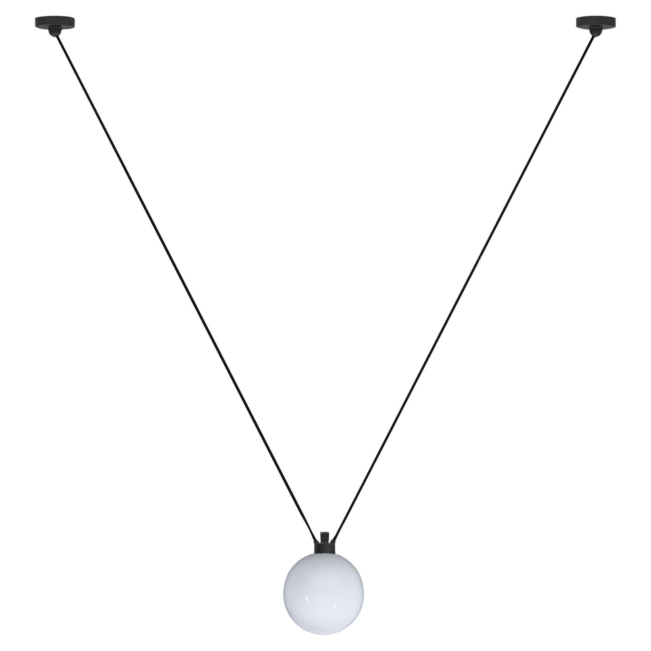 DCW Editions Les Acrobates N°323 Lampe suspendue avec bras noir et petite boule de verre