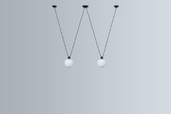 DCW Editions Les Acrobates N°324 Pendelleuchte mit schwarzem Arm und großer Glaskugel