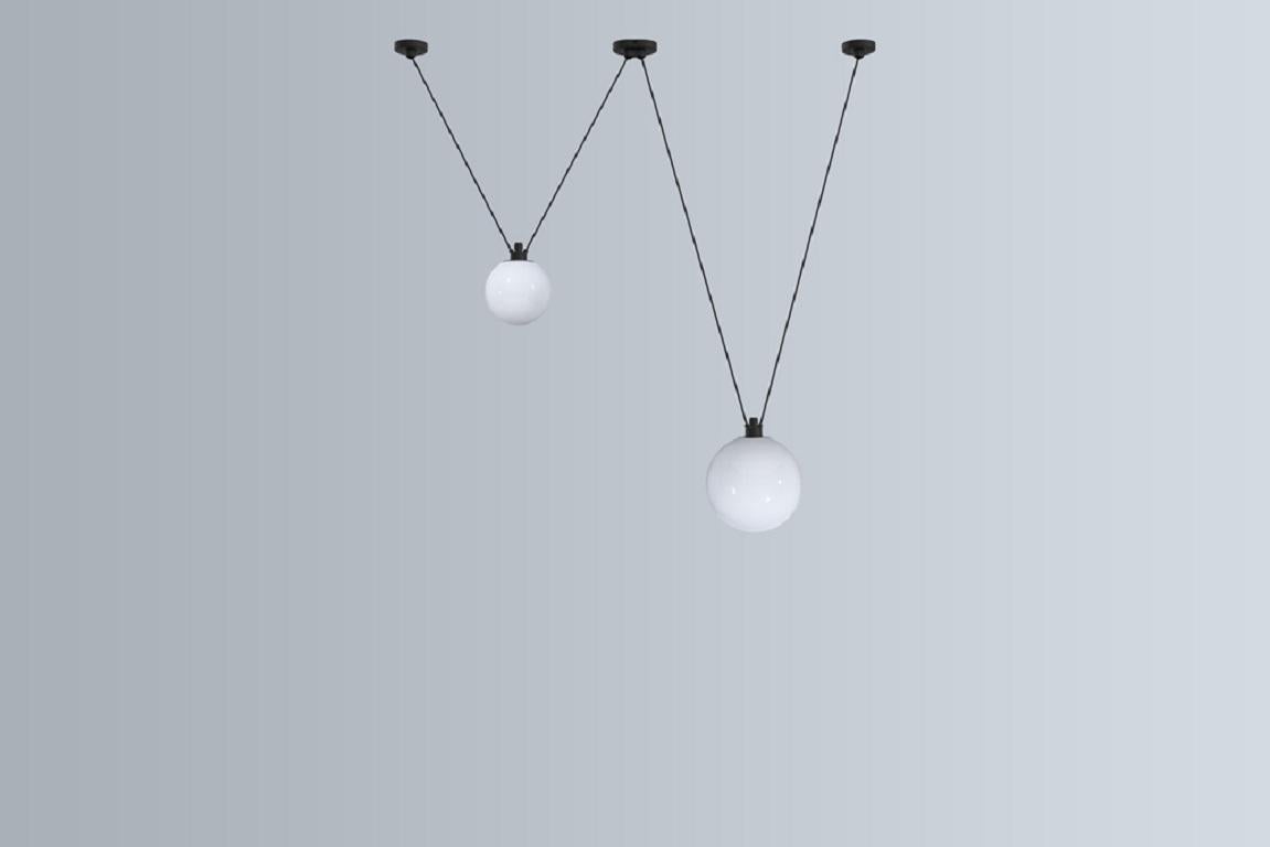 XXIe siècle et contemporain DCW Editions Les Acrobates N°324 Lampe suspendue avec bras noir et grande boule de verre en vente