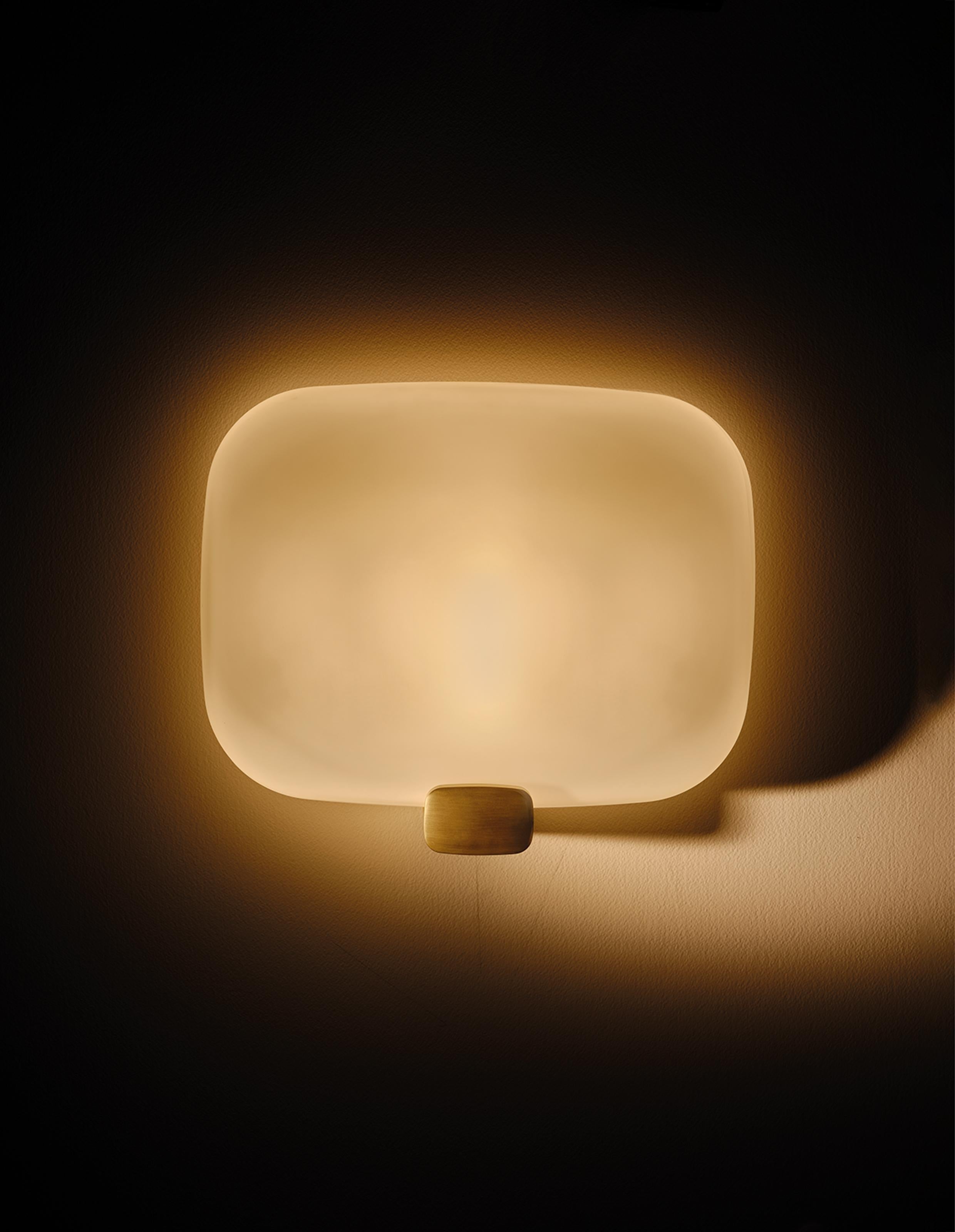 Français Applique horizontale Light Me Tender éditions DCW en verre doré et aluminium en vente