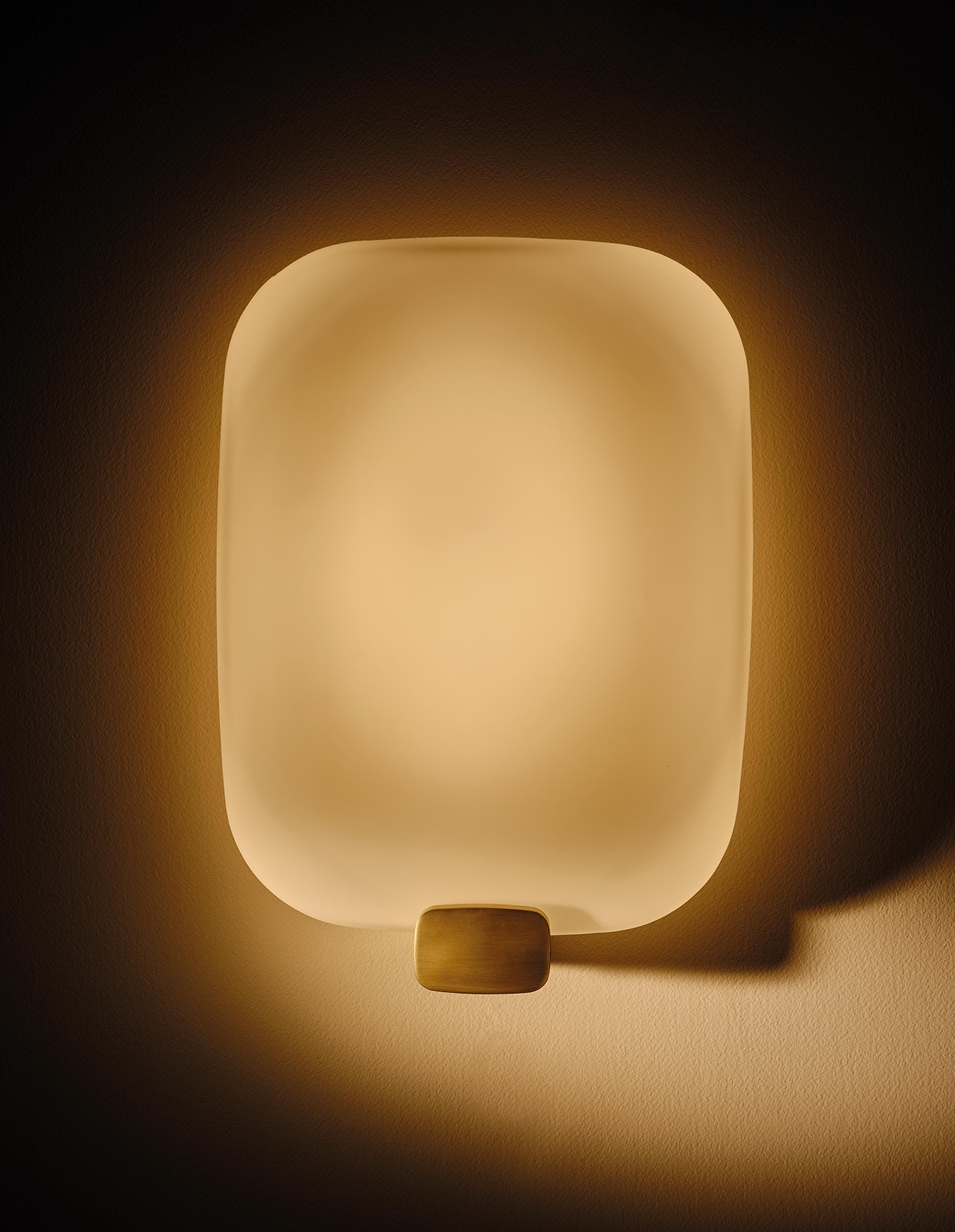 DCW Editions Light Me Tender Applique verticale en verre doré et aluminium par Patrick Jouin
 
 Nous voulions travailler sur l'espace de la salle de bain, spécifique au moment du matin ou du soir. Une lumière élégante pour un objet qui joue avec
