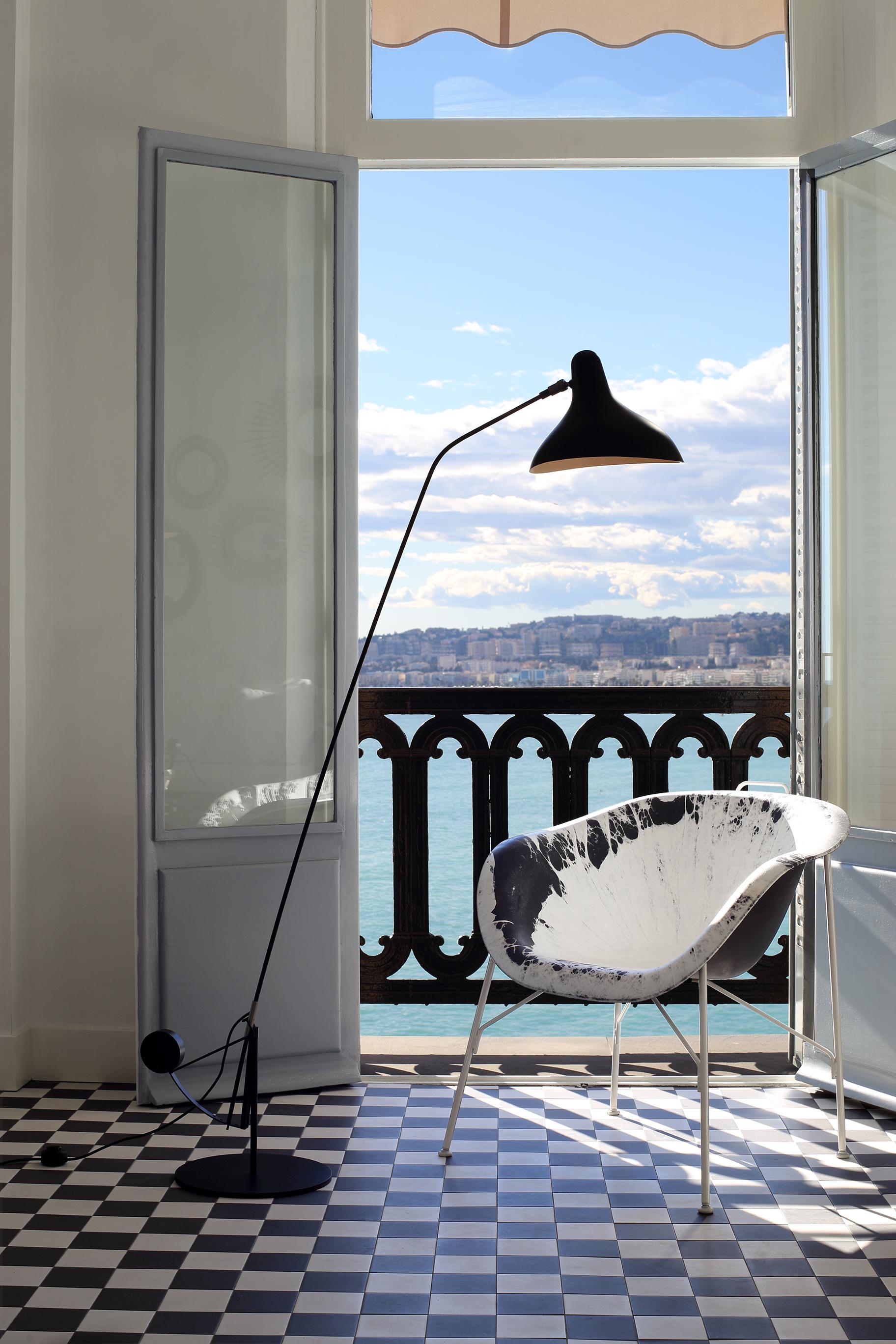 DCW Editions Mantis BS1 B Floor Lamp in Black Steel and Aluminum by Bernard Schottlander
 
 The BS1 is like a manifesto of the Mantis collection. So elegant, of great finesse, this floor lamp defies the loies of weightlessness.
 
 Bernard