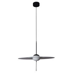 Lampe à suspension Mono M600 des éditions DCW en aluminium gris foncé et verre de Vantot