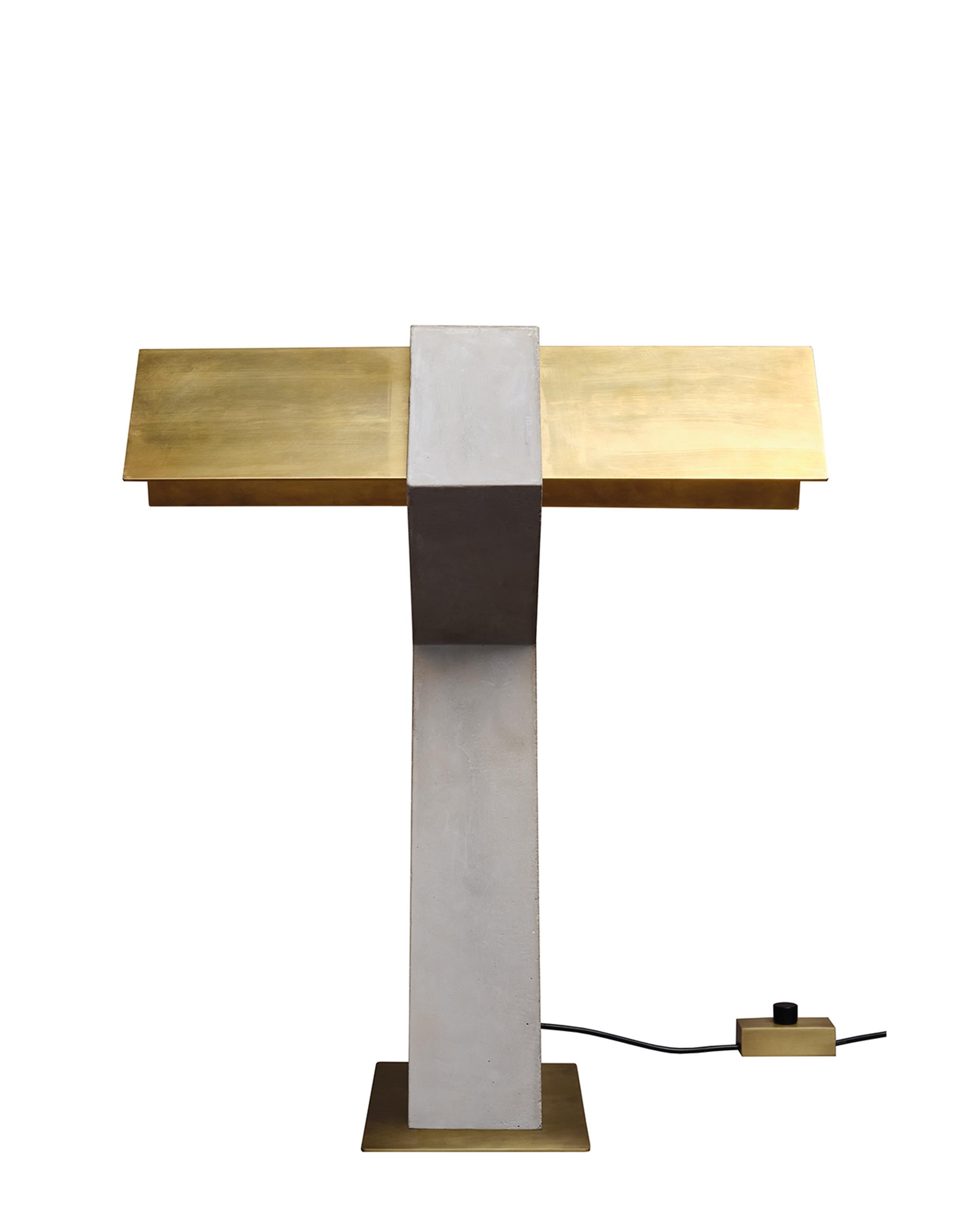 DCW Editions Lampe de table Tau en béton doré et acier par Clément Cauvet 

Iota Tau Pi, trois lampes qui empruntent leur nom et leur forme à l'alphabet grec. Un retour à l'essentiel de la langue, un dialogue intemporel. L'objet est à la frontière