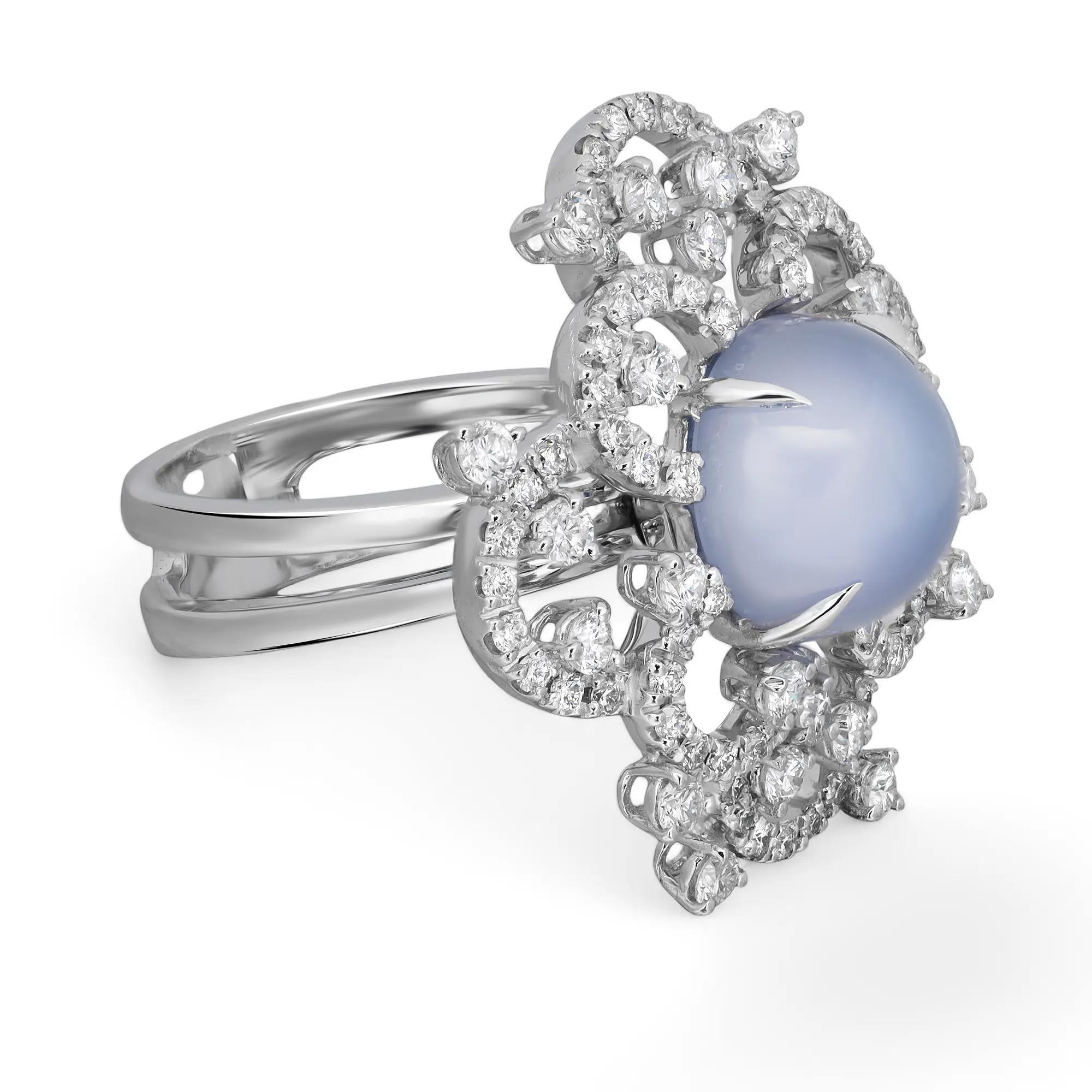 Diese atemberaubende DD David & Delucchi Gioielli Diamond & Moonstone Cocktail Ring verfügt über eine zentrale runde Form Blue Moonstone mit einem Gewicht von 2,00 Karat mit Zacken gesetzt Runde Brillantschliff natürlichen Diamanten akzentuiert um