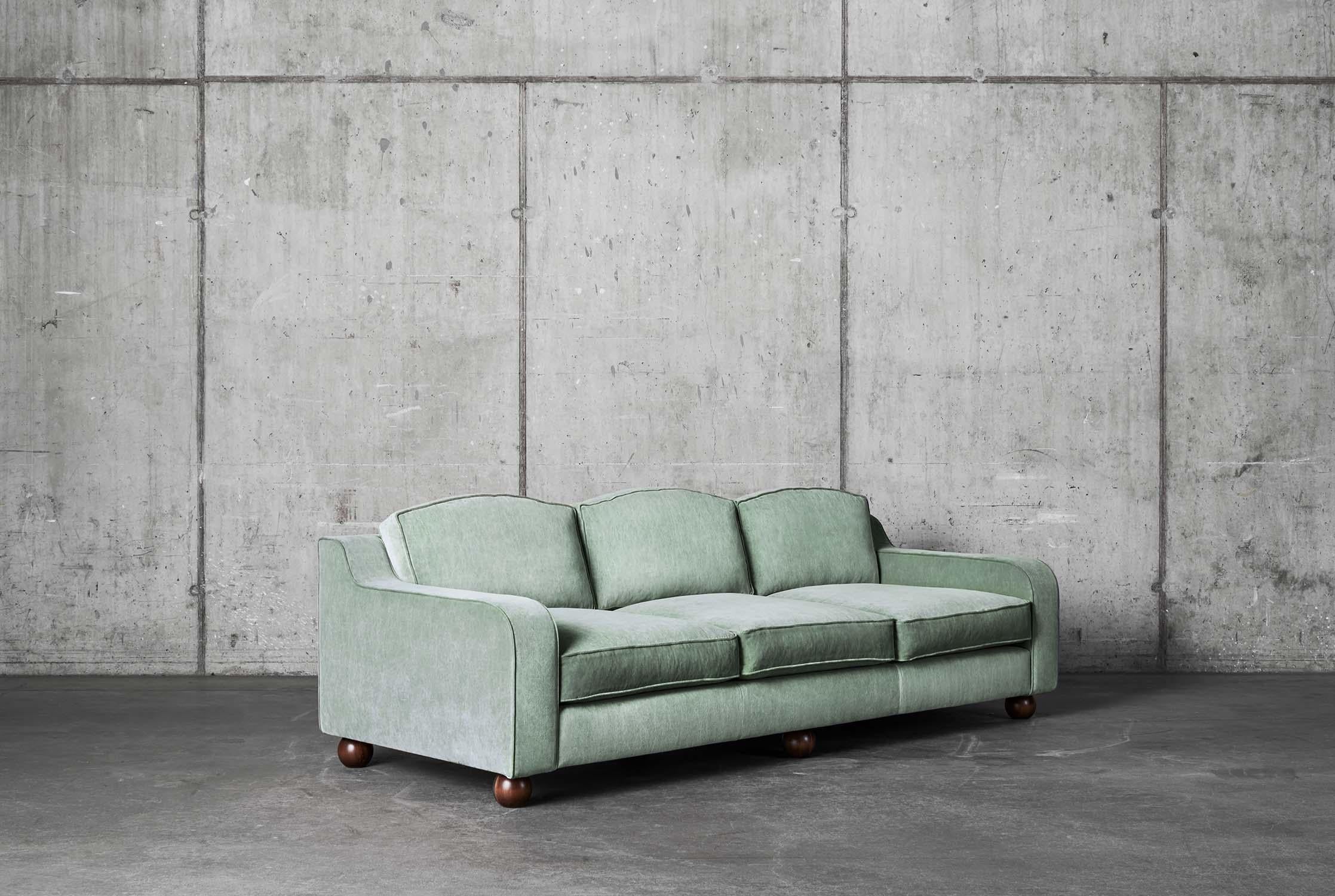 3-sitziges Sofa „Lola“ aus grünem Samt (Slowakisch) im Angebot