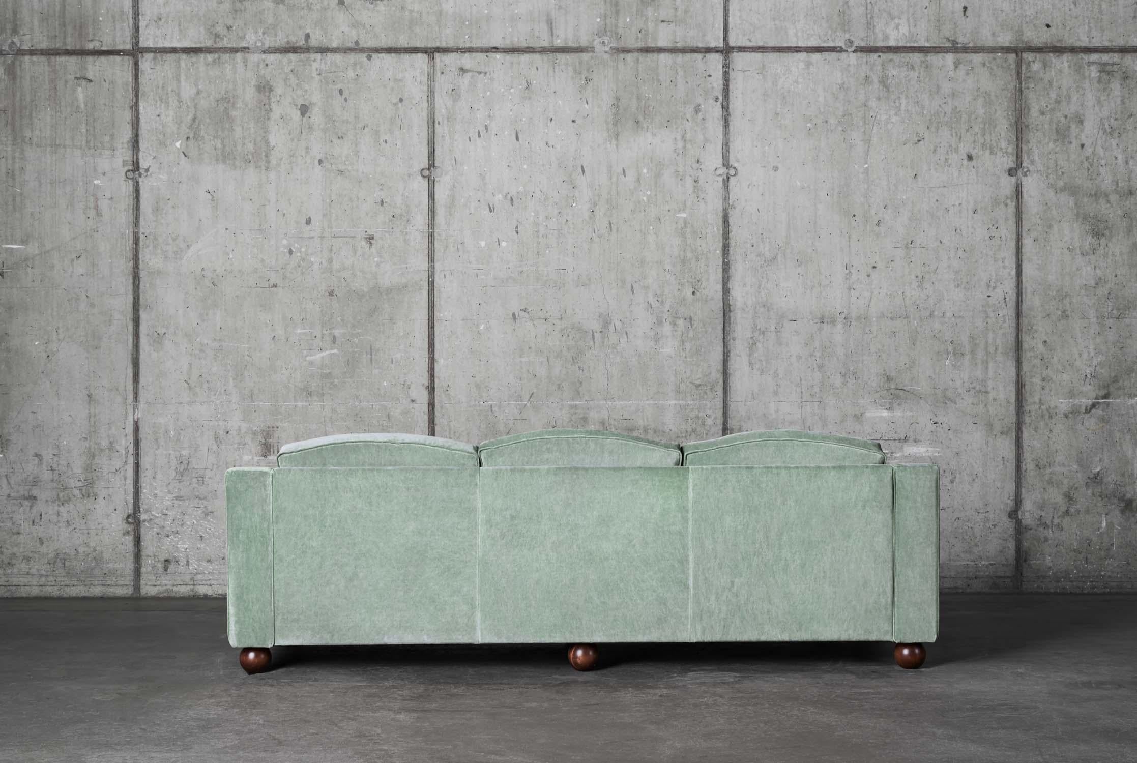 3-sitziges Sofa „Lola“ aus grünem Samt im Zustand „Neu“ im Angebot in Stockholm, SE