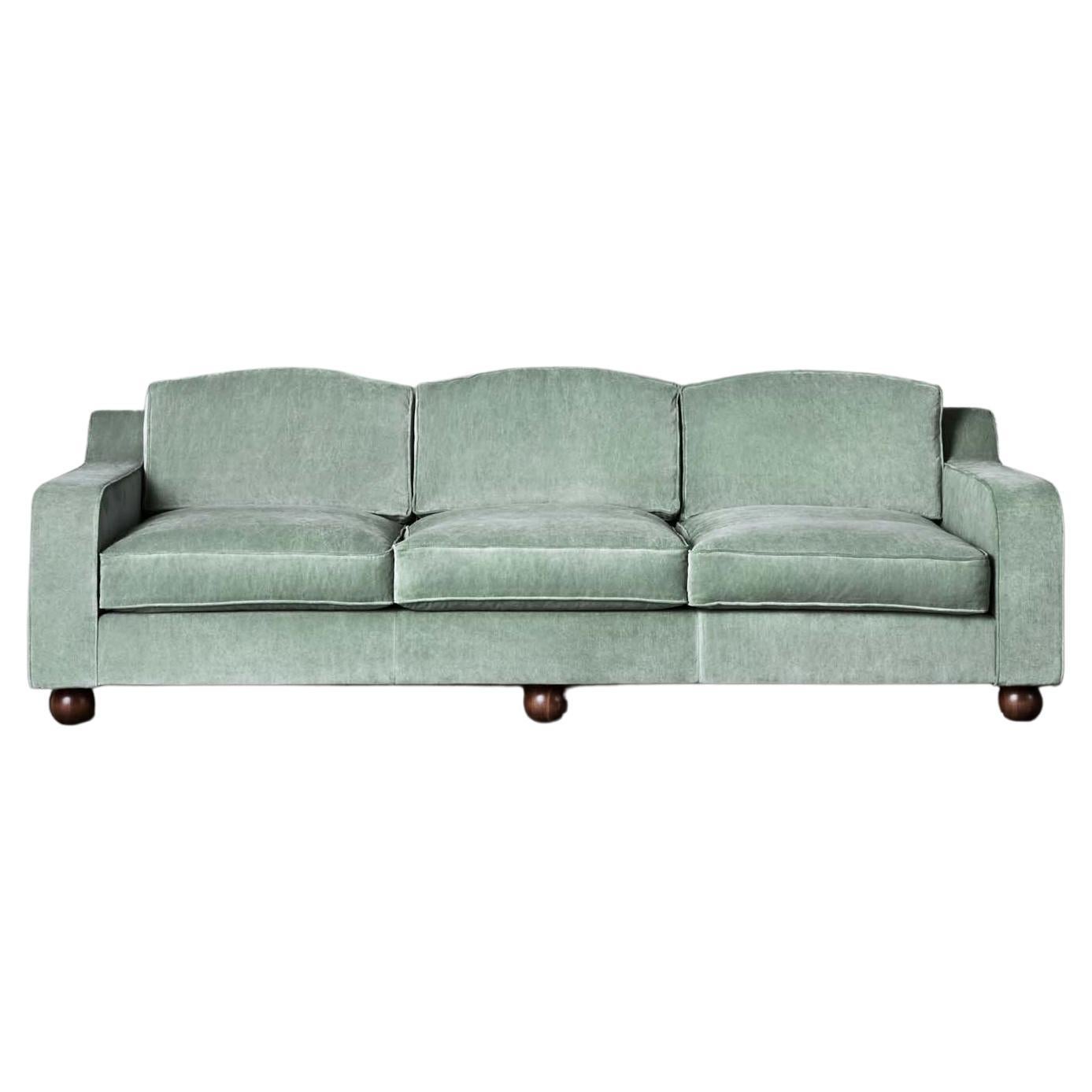Lola Sofa Velvet Green è un divano dalla forma morbida. La struttura del divano è realizzata in faggio massiccio e compensato, mentre i piedi rotondi in legno sono in faggio tinto. Un pad composto da schiuma a freddo, polietere, fibra e piuma