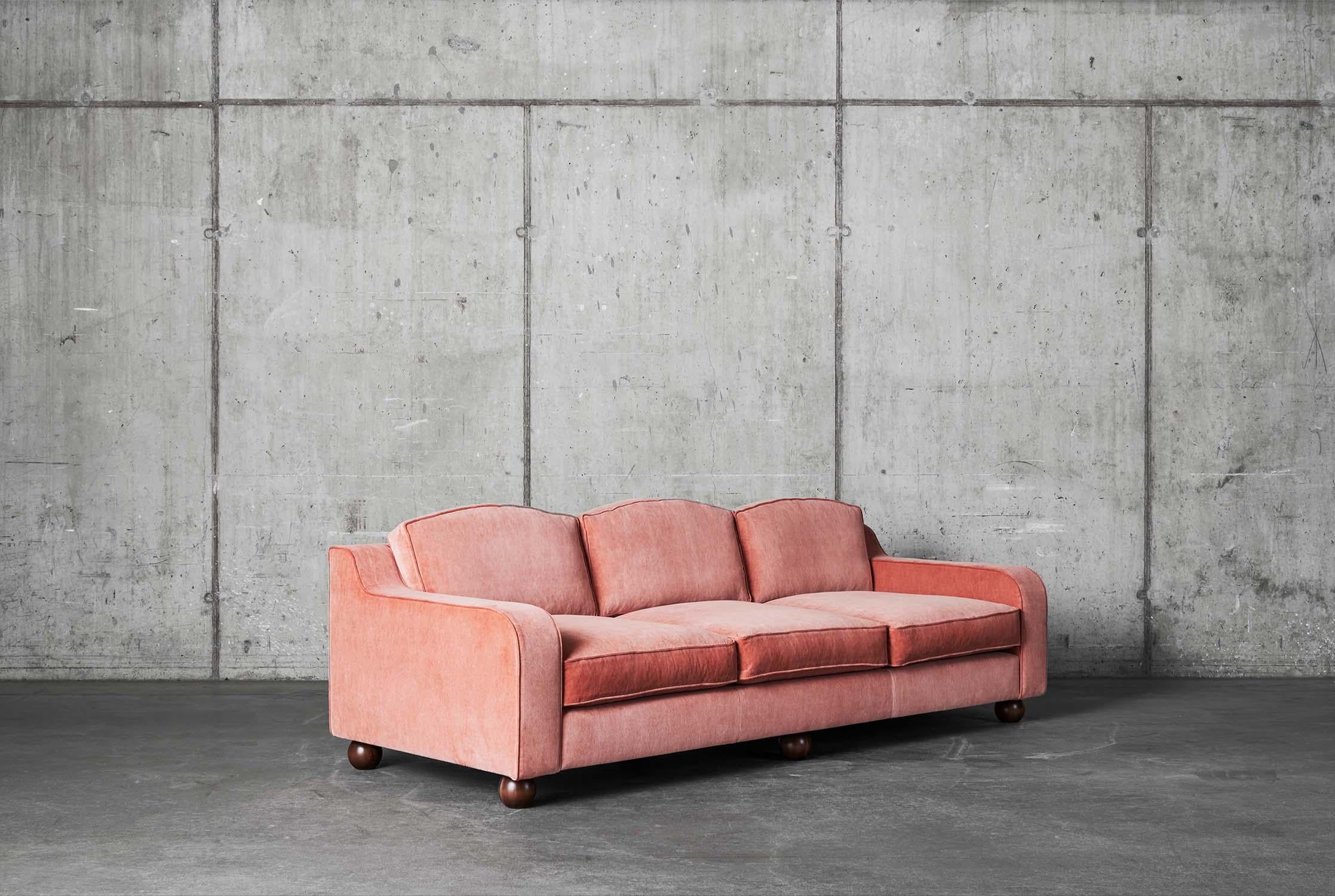 3-sitziges Sofa „Lola“ aus rosa Samt im Vintage-Stil (Slowakisch) im Angebot