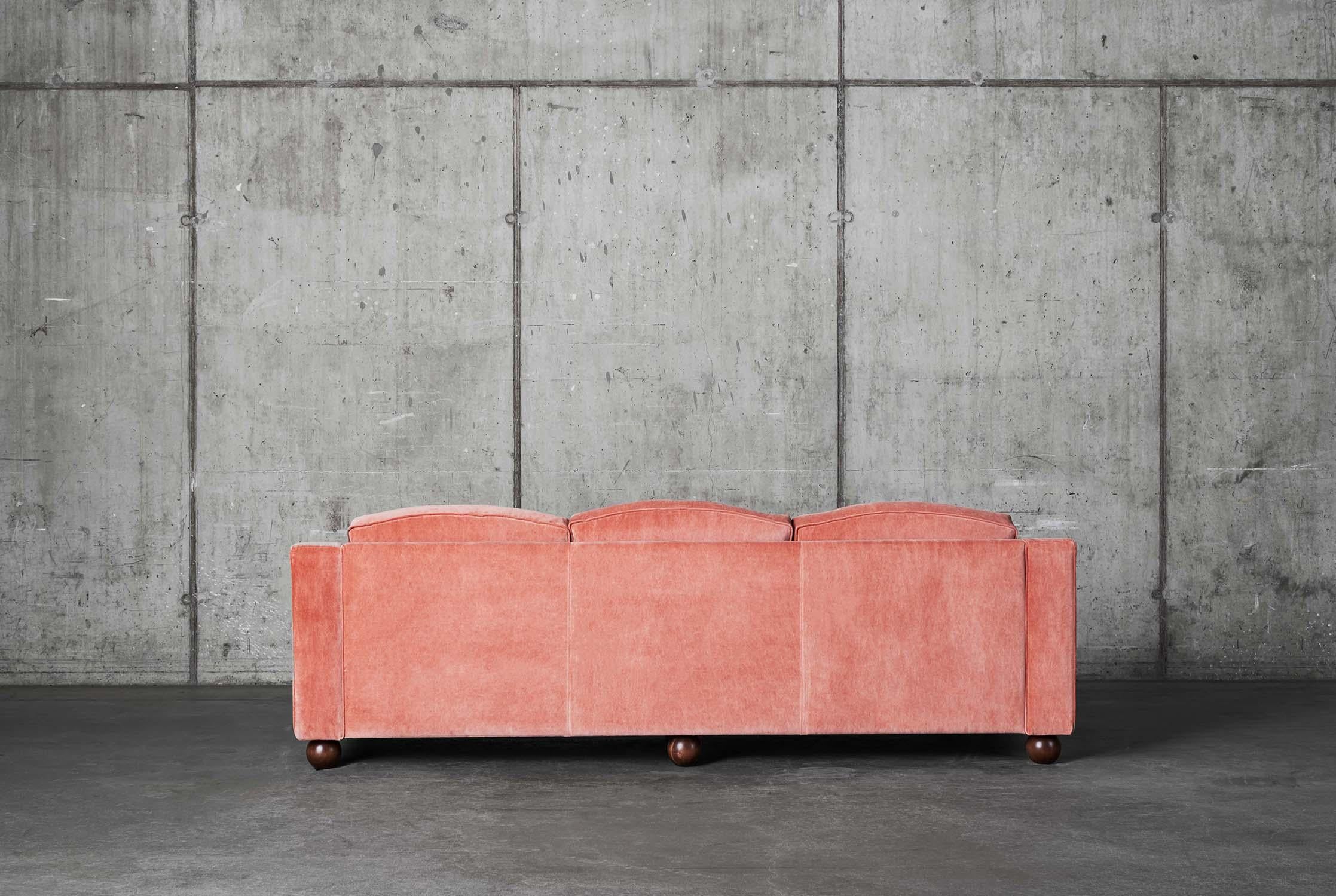 3-sitziges Sofa „Lola“ aus rosa Samt im Vintage-Stil im Zustand „Neu“ im Angebot in Stockholm, SE