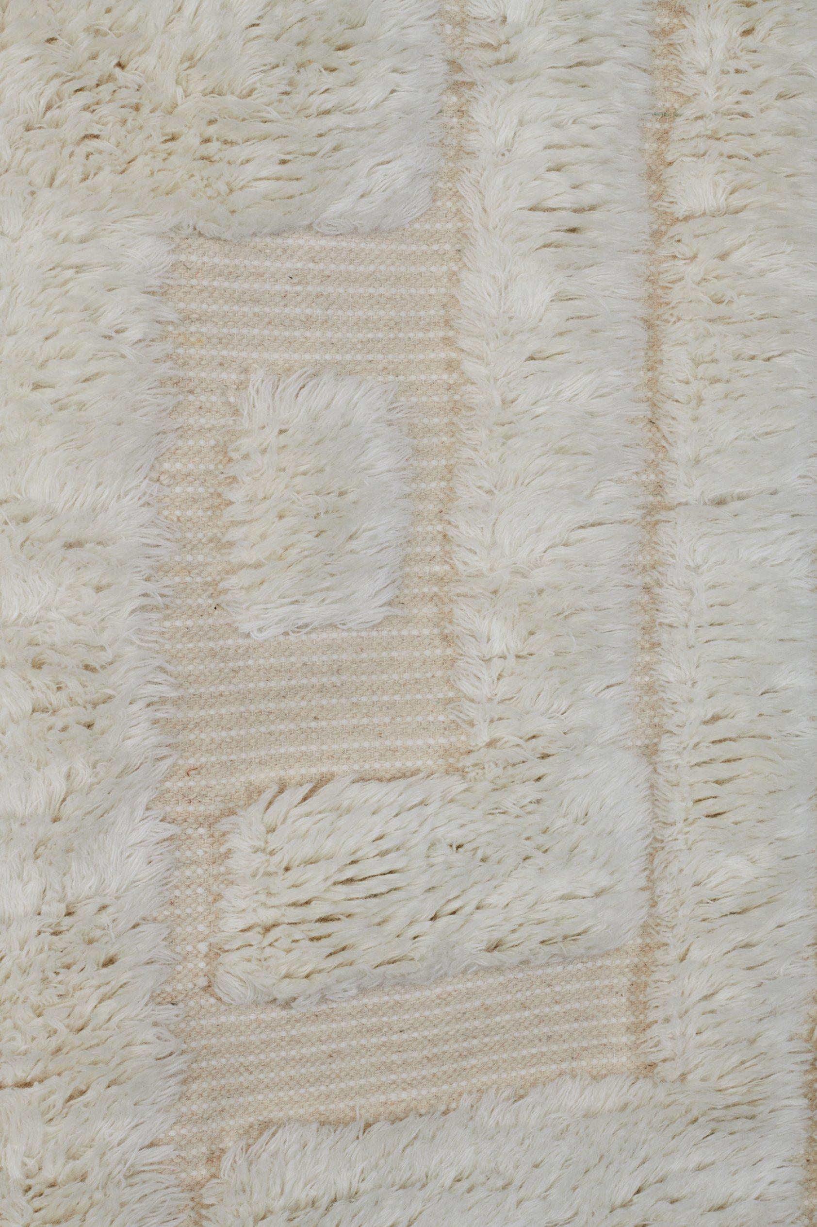 Le tapis DD Shaggy Labyrinth est tissé à la main et composé de 100% de laine. Il présente un motif unique car certaines parties du tapis sont tissées à plat et d'autres en poils hirsutes, ce qui lui donne un aspect unique grâce à son effet de