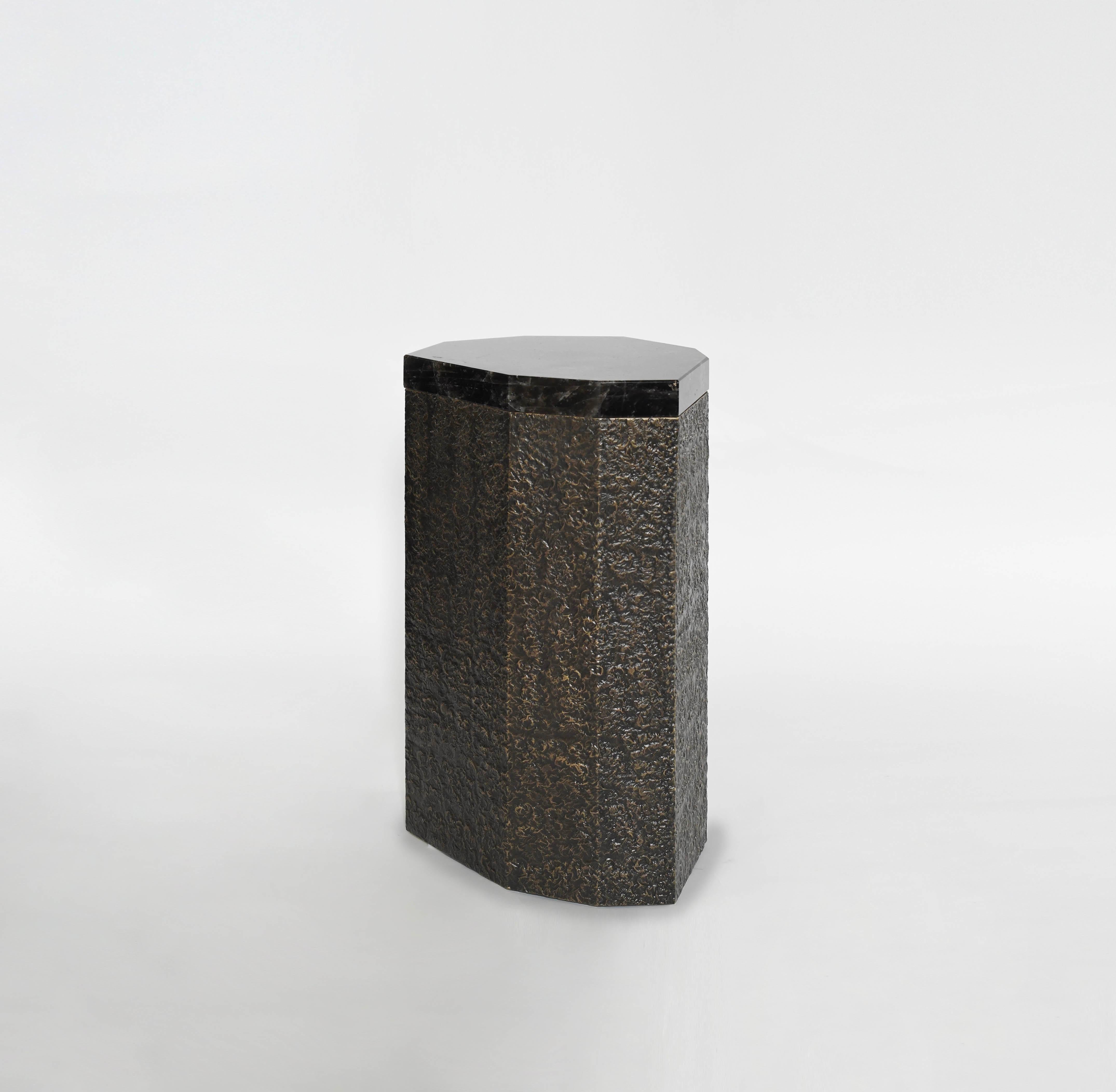Table d'appoint en cristal de roche de forme élégante créée par Phoenix Gallery, NYC. Base en laiton antique martelé et plateau en quartz de roche fumé foncé.
Dimensions et finitions personnalisées sur demande.