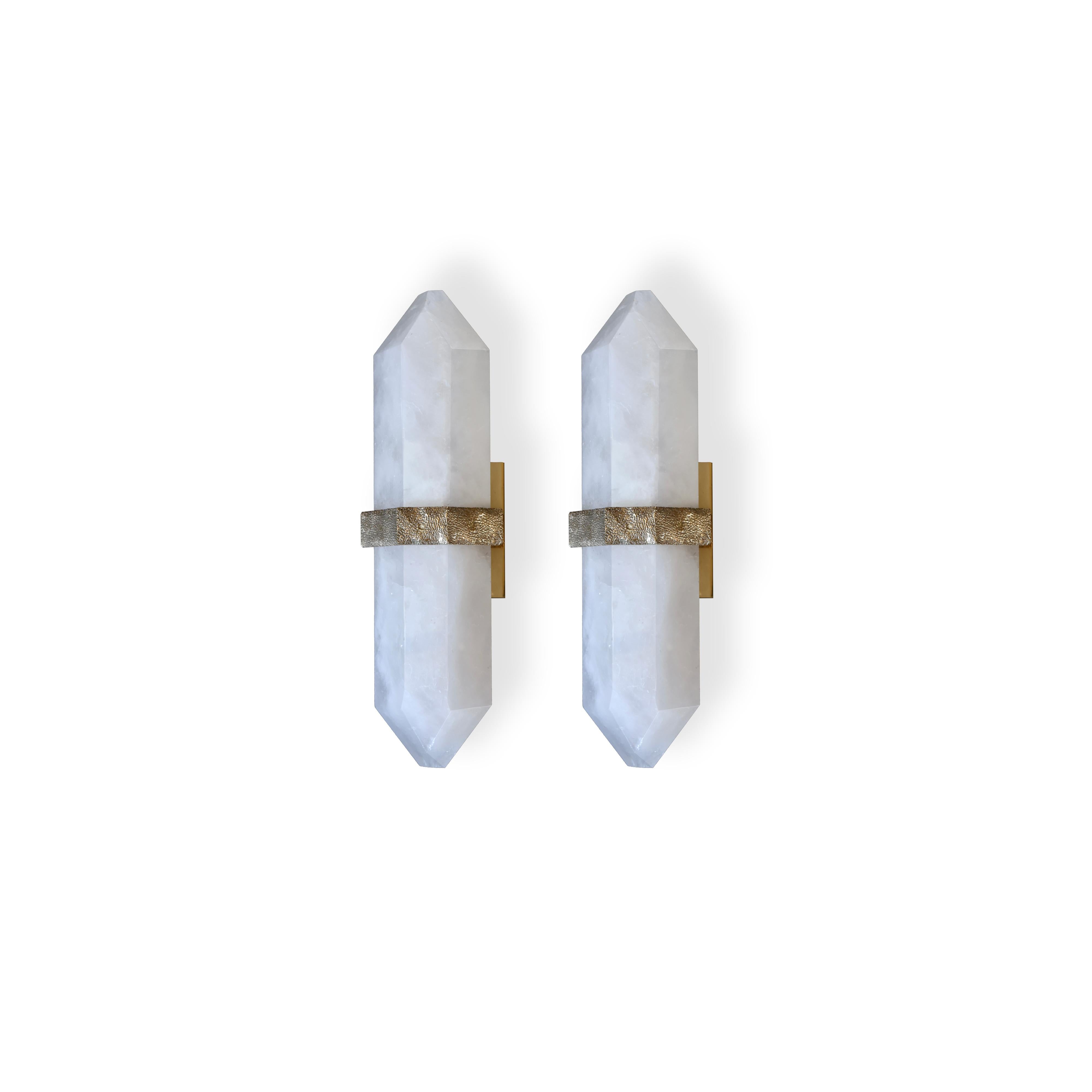 Appliques murales en quartz de cristal de roche sculpté en forme de diamant, montées avec une riche texture de décoration en laiton moulé, créées par Phoenix Gallery NYC. 
Taille, finition et quantité personnalisées sur demande. 
Chaque applique