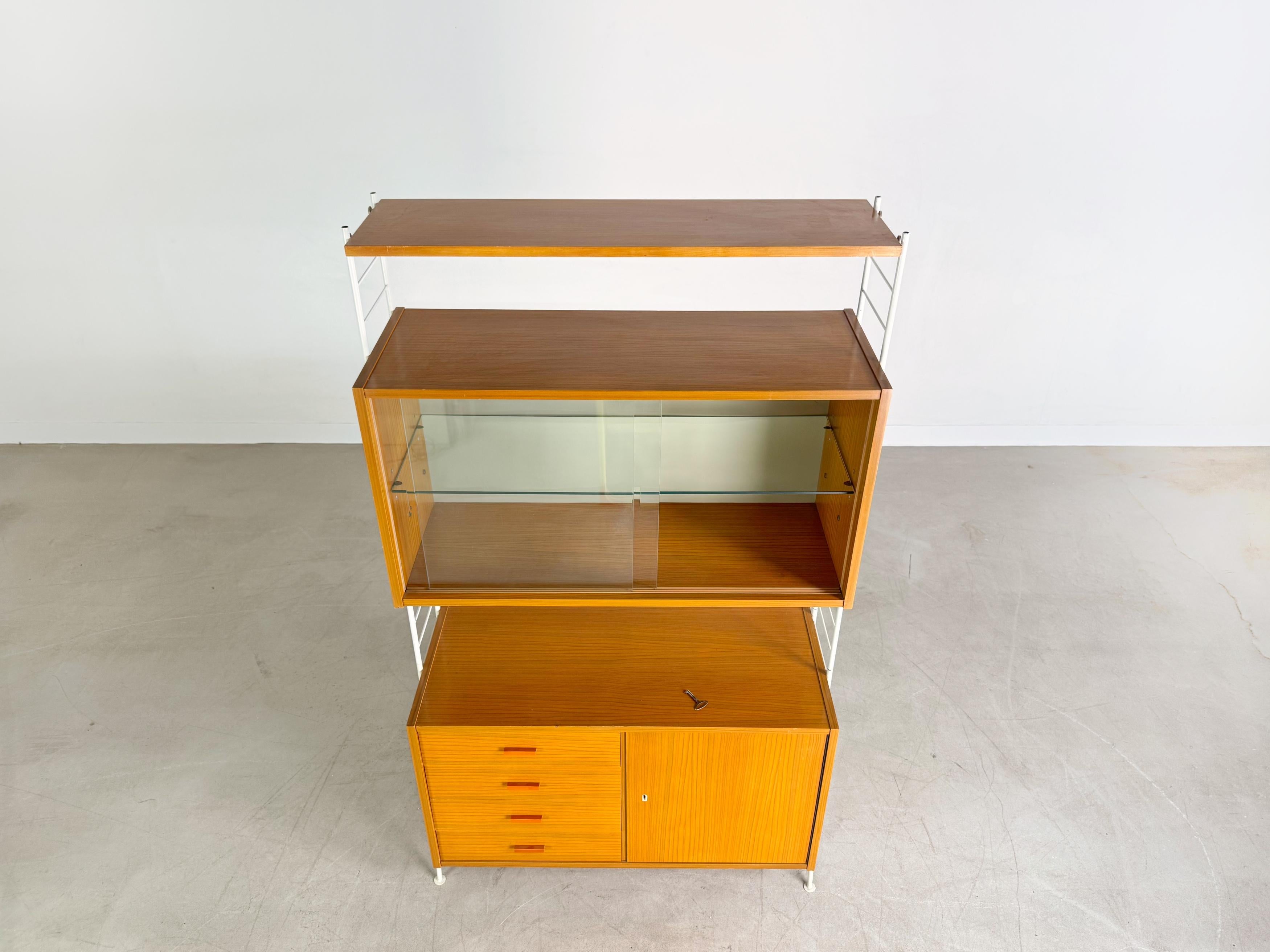Mid-Century Modern DDR Leiterregal Sybille Vintage Wandregal Midcentury Stralsund II en vente