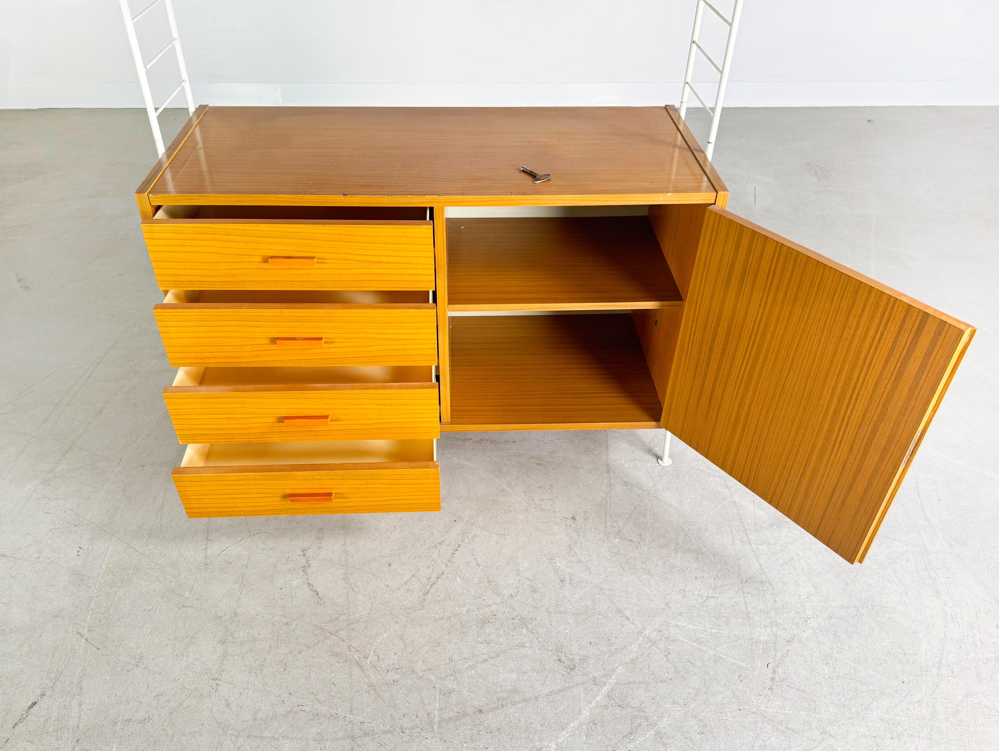 Allemand DDR Leiterregal Sybille Vintage Wandregal Midcentury Stralsund II en vente