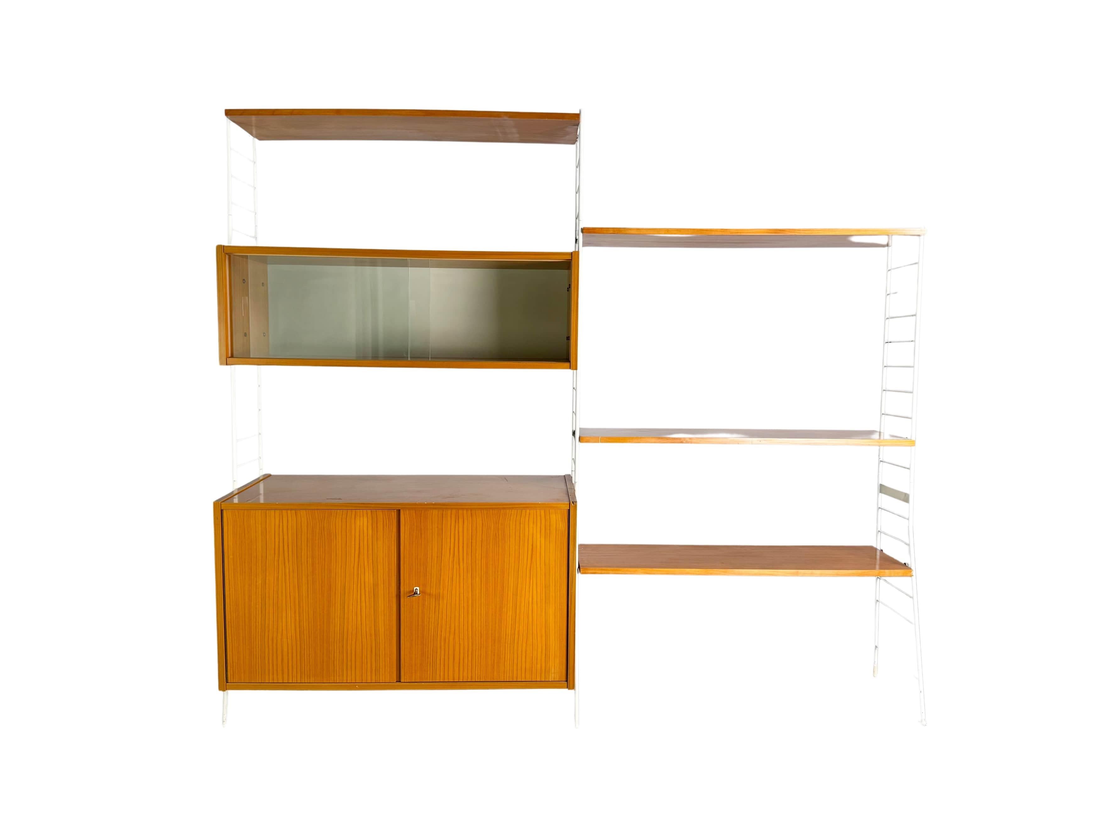 Ti offriamo una bacchetta/libreria culturale dell'azienda tedesca VEB Möbelwerk Stralsund del 1968 da acquistare. Das Regal si basa su tre moduli di ingresso e due moduli di corpo, che possono essere collegati in modo flessibile a tre ambienti.