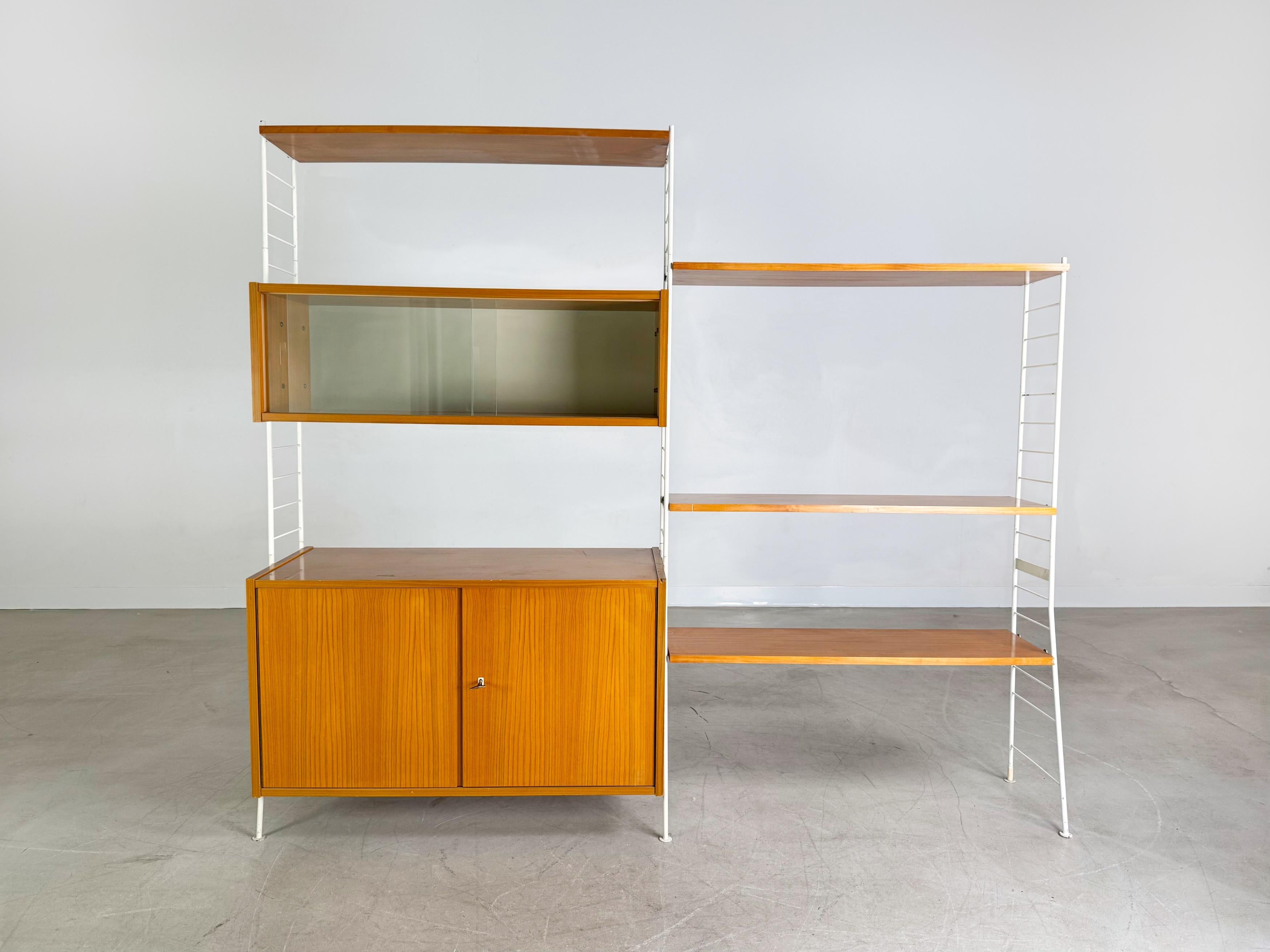 Mid-Century moderno DDR Leiterregal Sybille Vintage Wandregal Midcentury VEB Stralsund in vendita