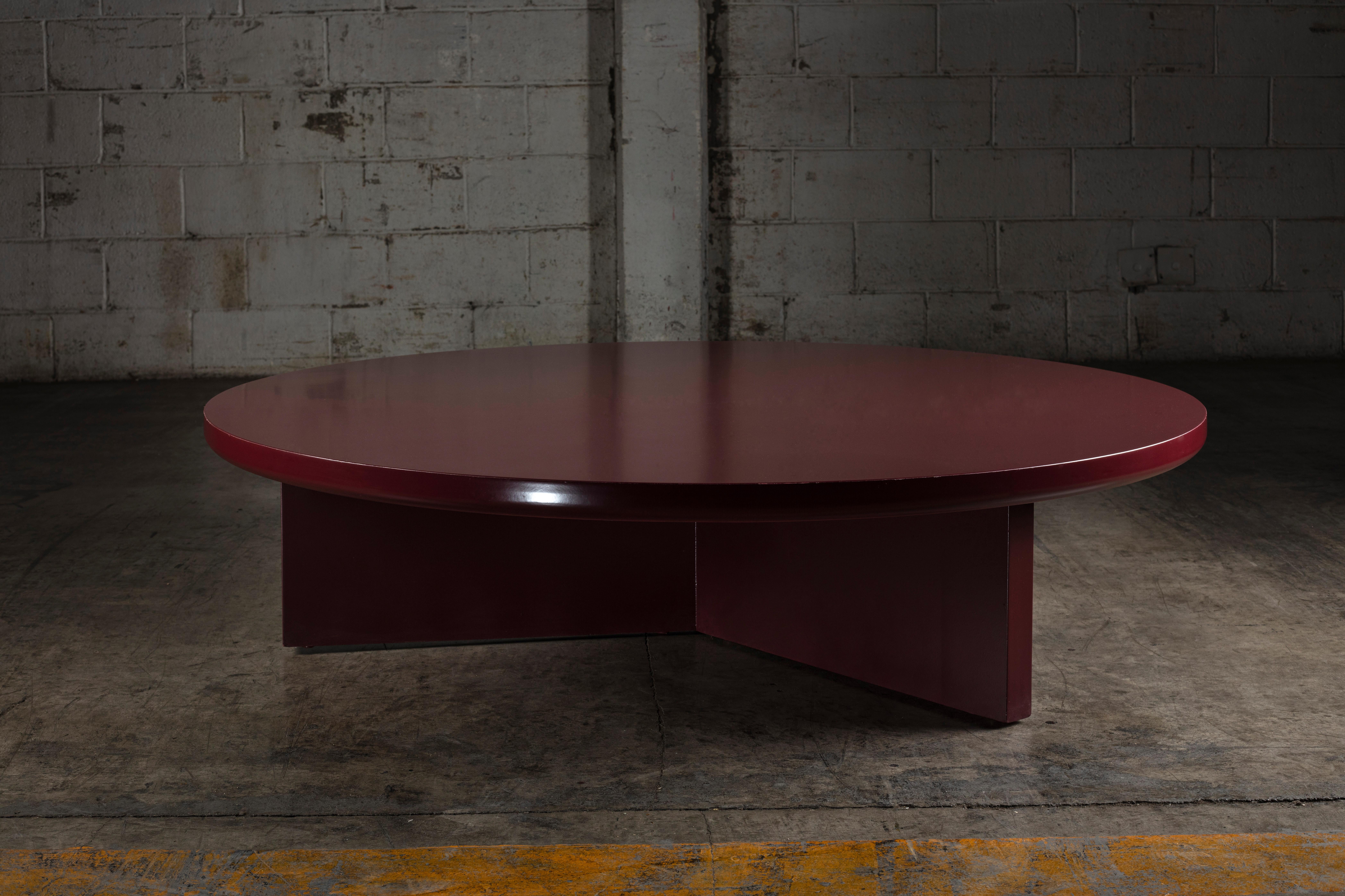 Mesa baja redonda DDR en lacado rojo oscuro profundo by No Age Studio
Dimensiones: Ø 106,7 x H 38,1 cm. 
Materiales: Laca.

No Age Studio - Muebles hechos a mano

Cada pieza que creamos se fabrica por encargo, con cuidado y precisión para satisfacer