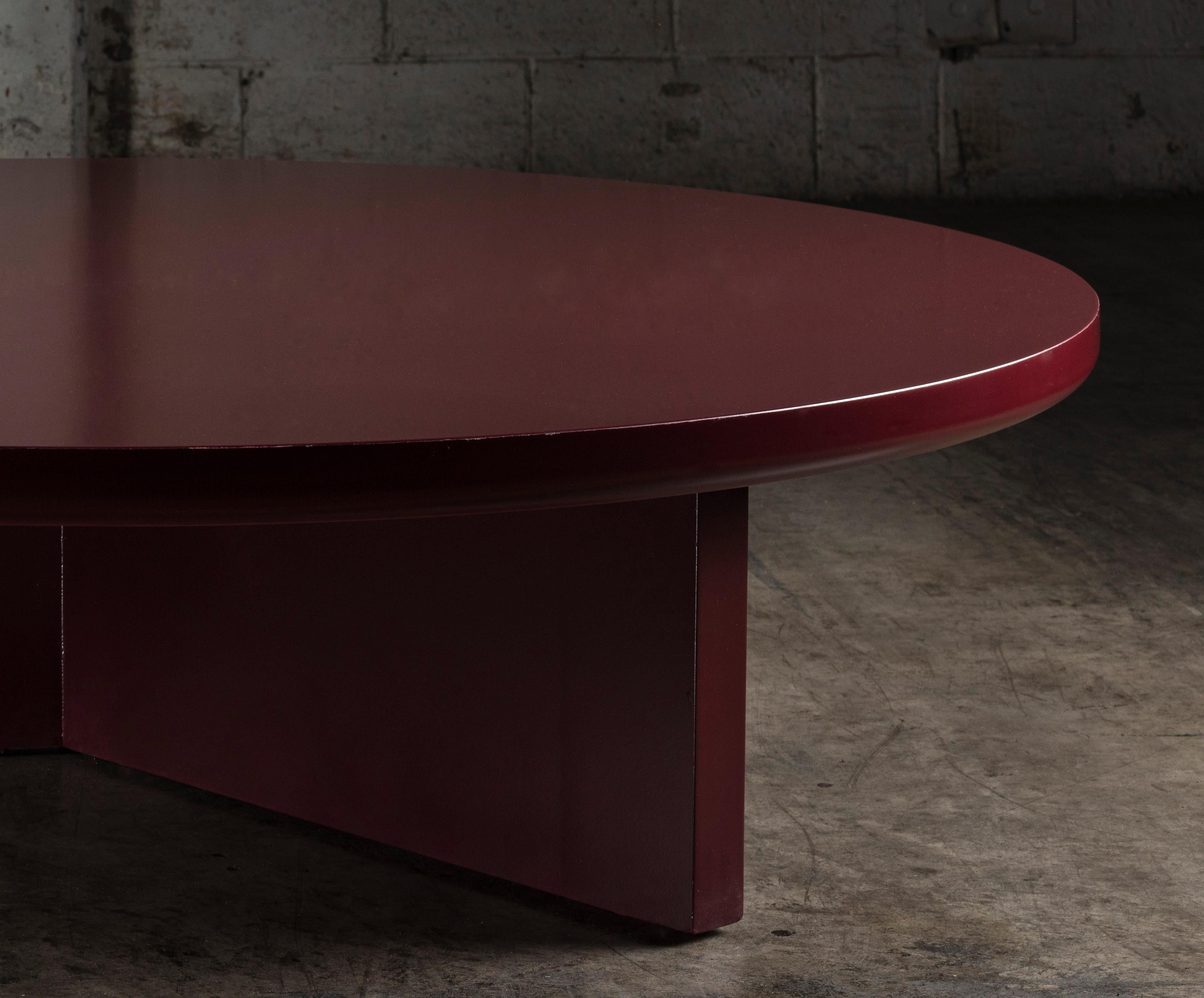 Mesa baja redonda DDR en lacado rojo oscuro profundo by No Age Studio Moderno en venta