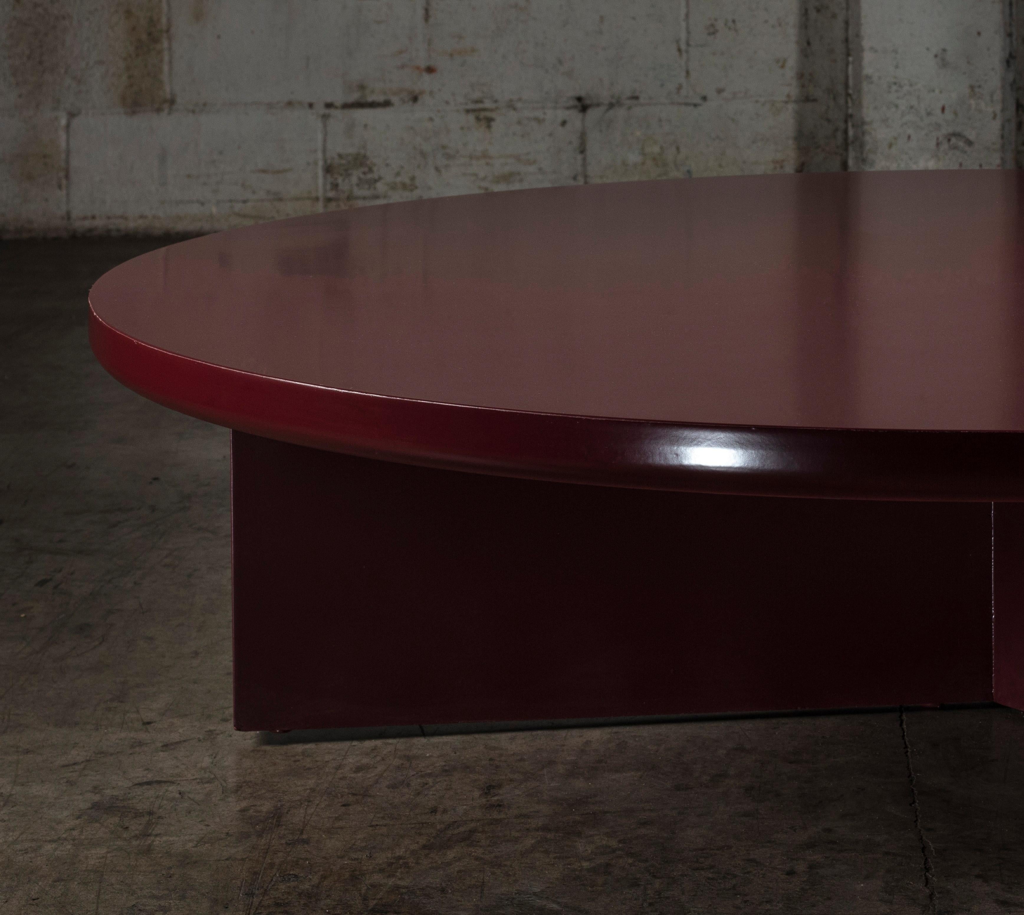Mesa baja redonda DDR en lacado rojo oscuro profundo by No Age Studio Mexicano en venta