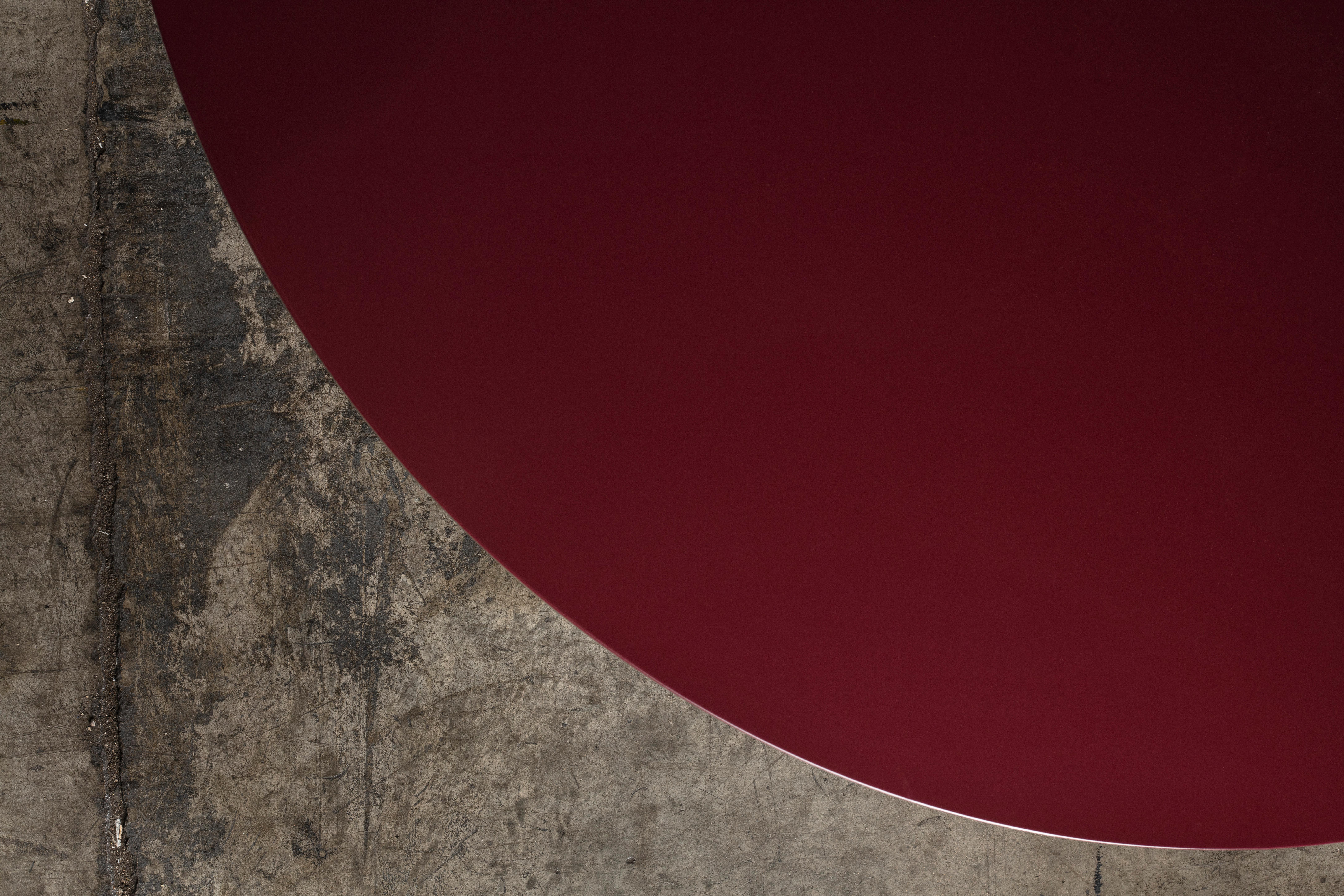 Mesa baja redonda DDR en lacado rojo oscuro profundo by No Age Studio Otro en venta