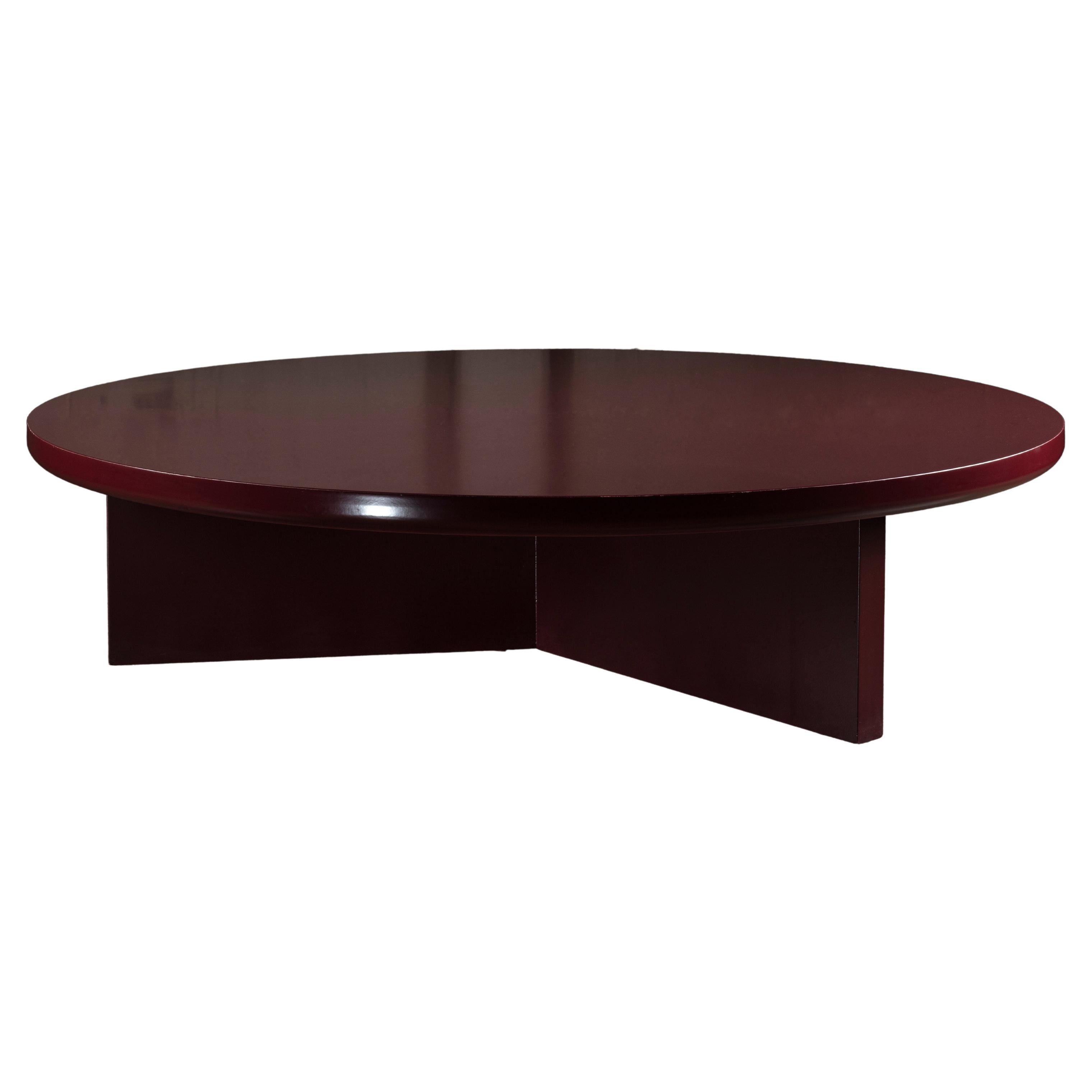 Table basse ronde DDR en laque rouge foncé profond par No Age Studio