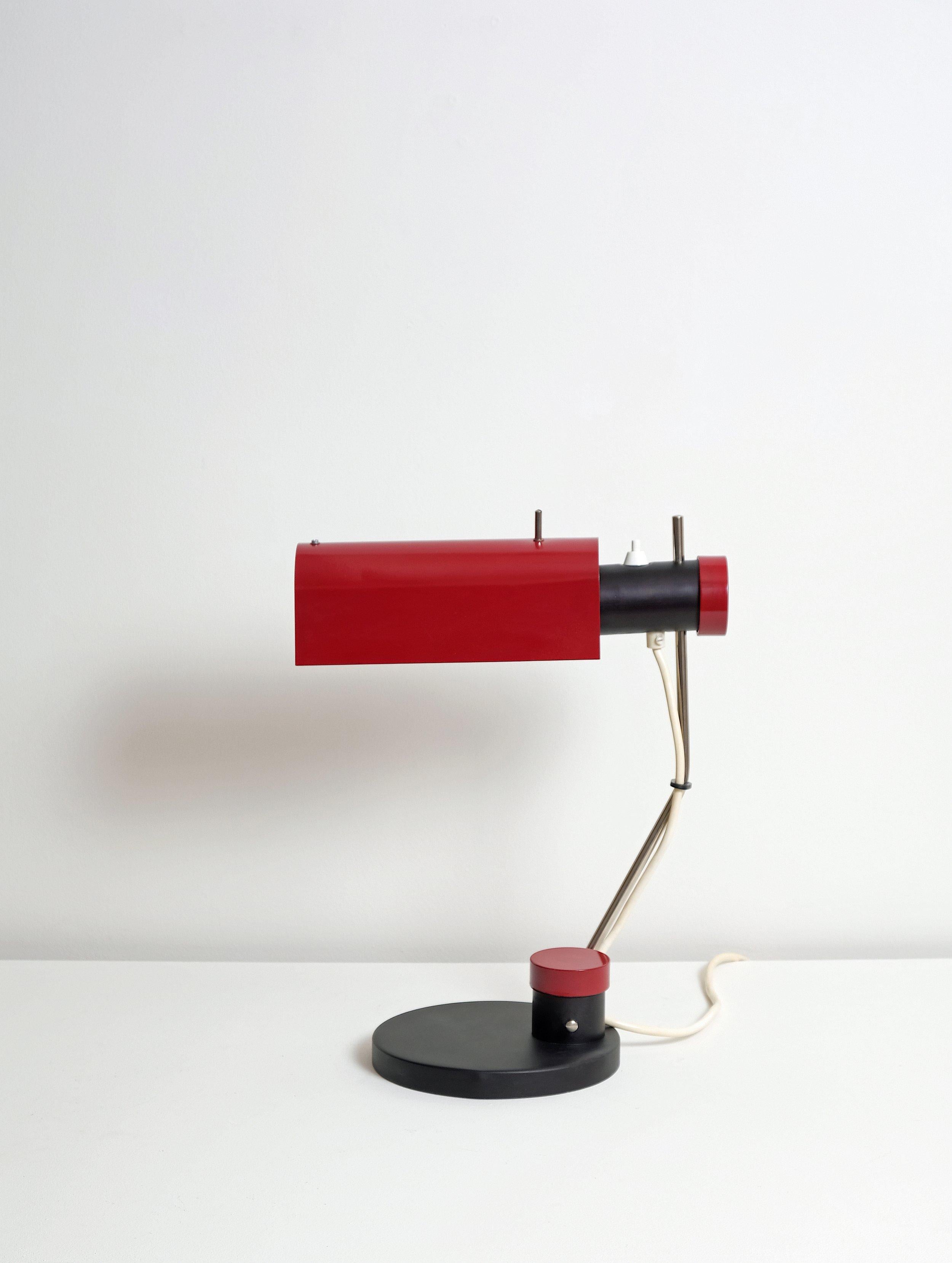 DDR desk lamp made by VEB Metalldrücker in East. Lacquered aluminium shade, polished steel fittings, lacquered bakelite knobs, lacquered steel base. 40-60 watts E-26 Edison medium base incandescent bulb recommended or higher if LED/CFL.
Original
