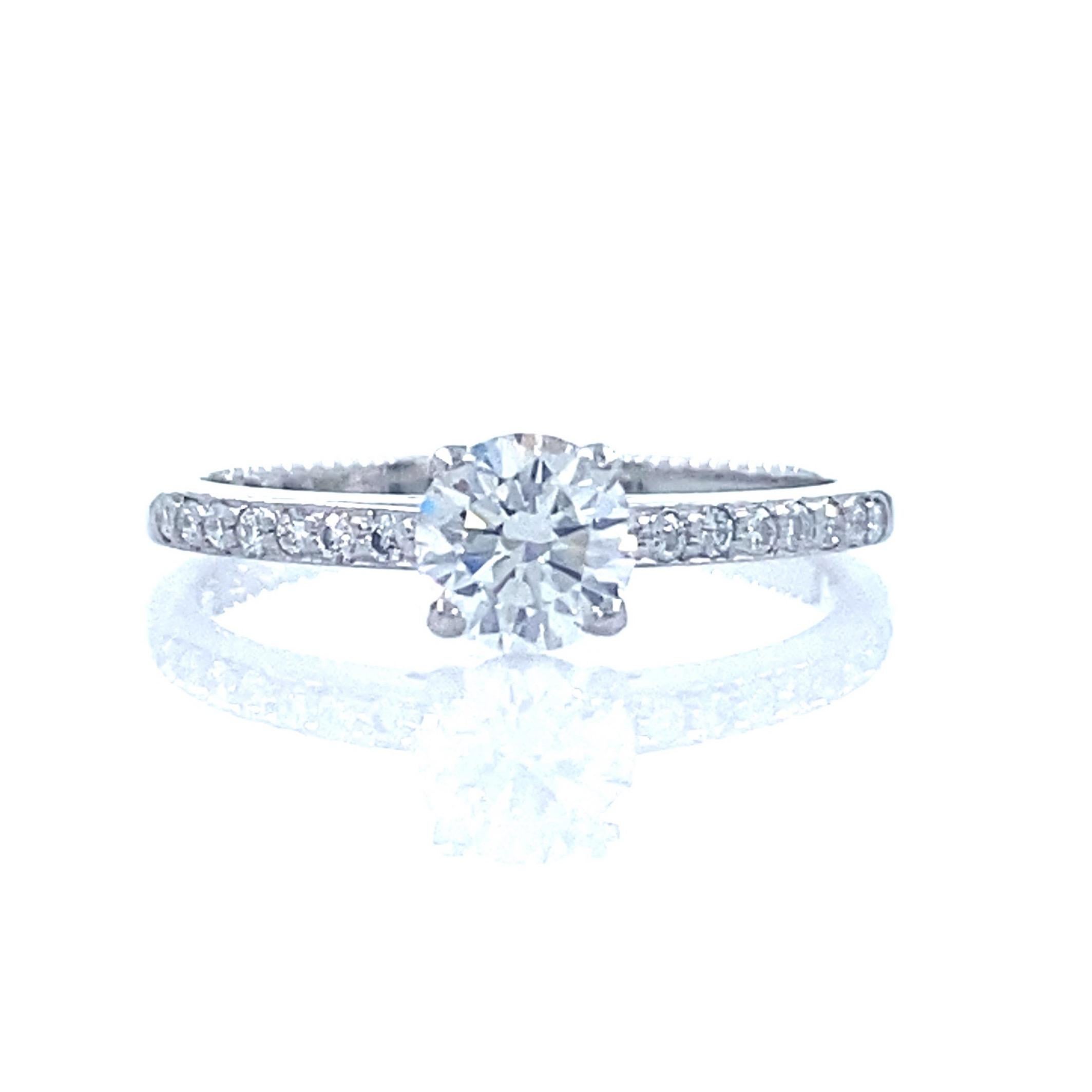 De Beers Bague de fiançailles en platine avec diamant rond brillant pavé éternellement de 0,68 carat poids total en vente 6