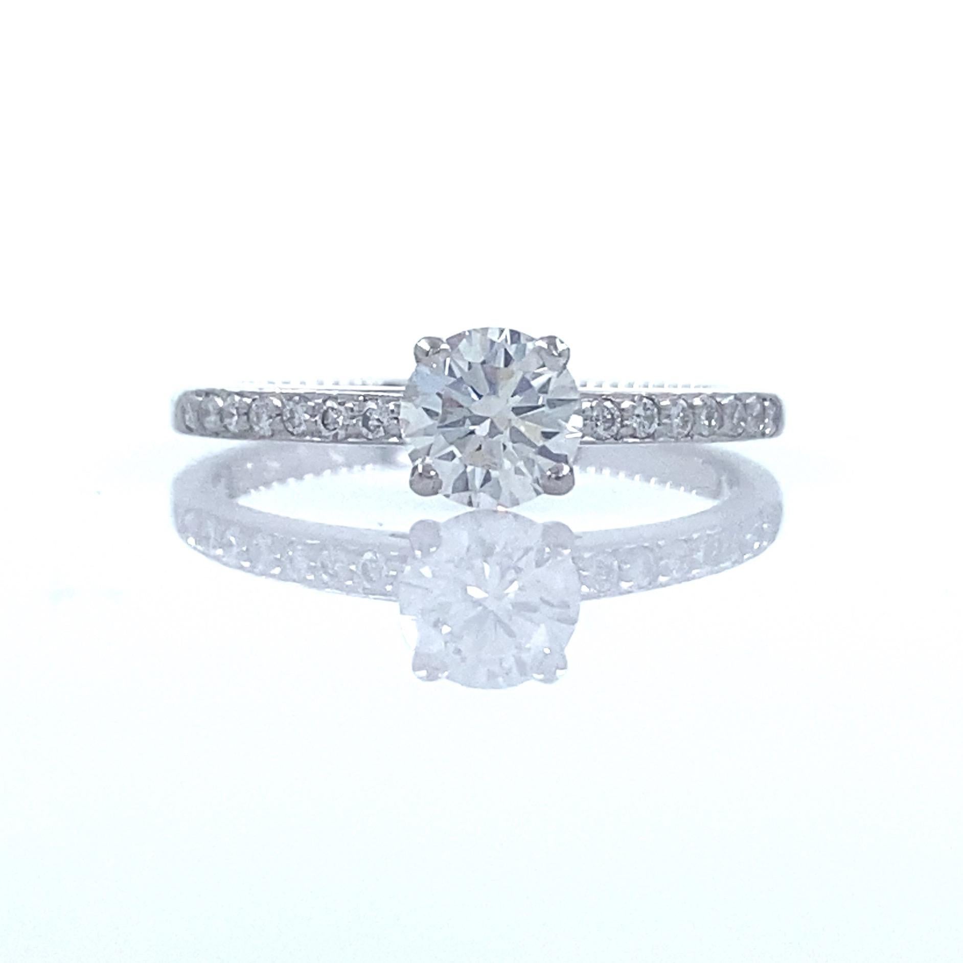 De Beers Bague de fiançailles en platine avec diamant rond brillant pavé éternellement de 0,68 carat poids total Excellent état - En vente à San Diego, CA
