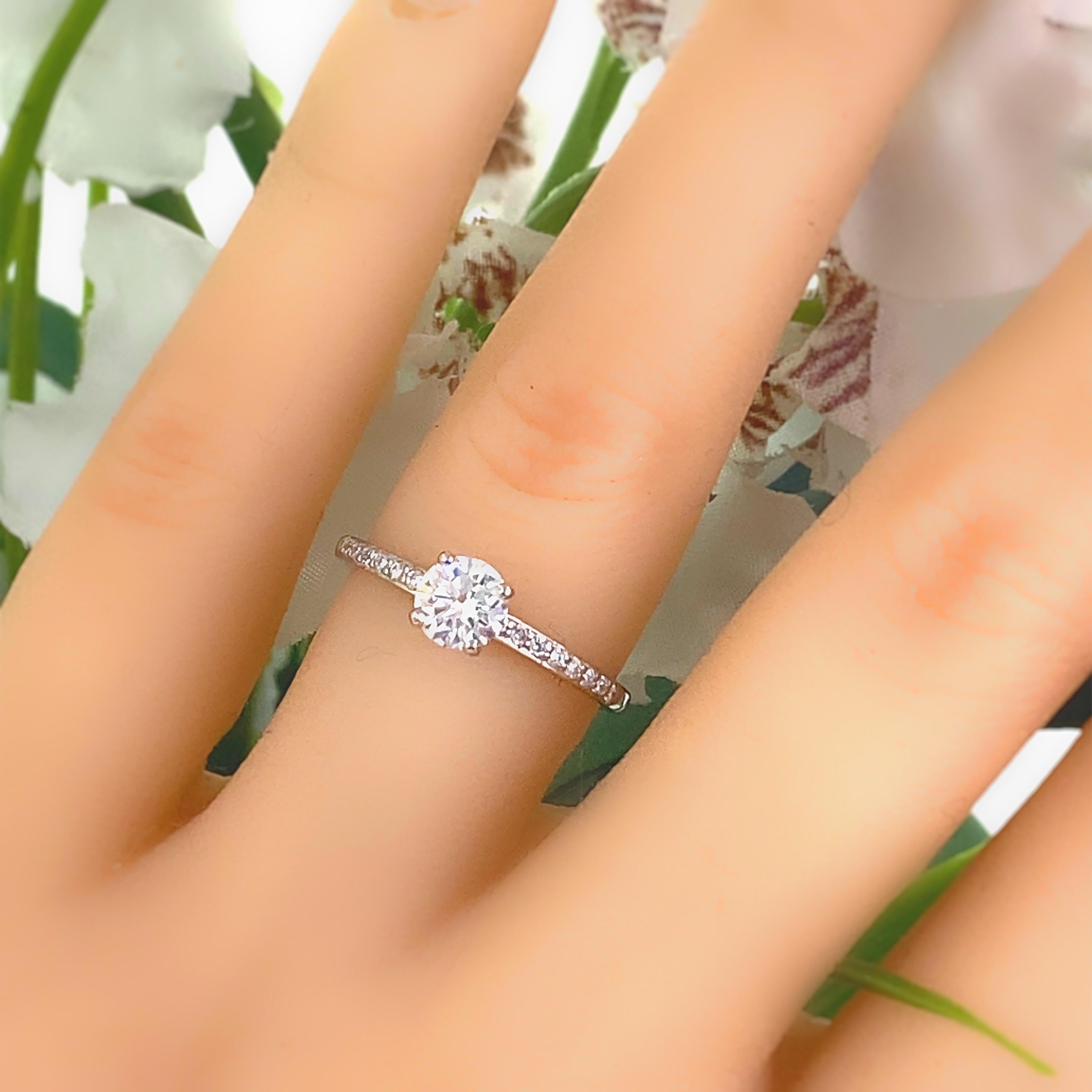 De Beers Bague de fiançailles en platine avec diamant rond brillant pavé éternellement de 0,68 carat poids total en vente 3