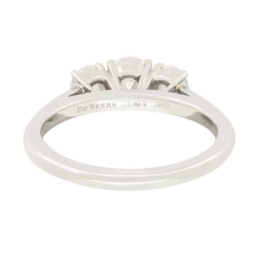 De Beers 1,03 Karat Diamant-Ring mit drei Steinen (Brillantschliff) im Angebot