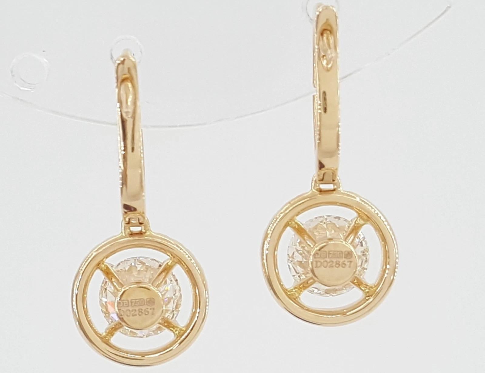 De Beers 1,22 Karat runde Brillantschliff Diamant Halo Ohrringe in 18K Rose Gold 

Diese eleganten De Beers Diamant-Halo-Ohrringe sind aus 18 Karat Roségold gefertigt und zeichnen sich durch ein zeitloses Design aus, das Raffinesse ausstrahlt.

Das