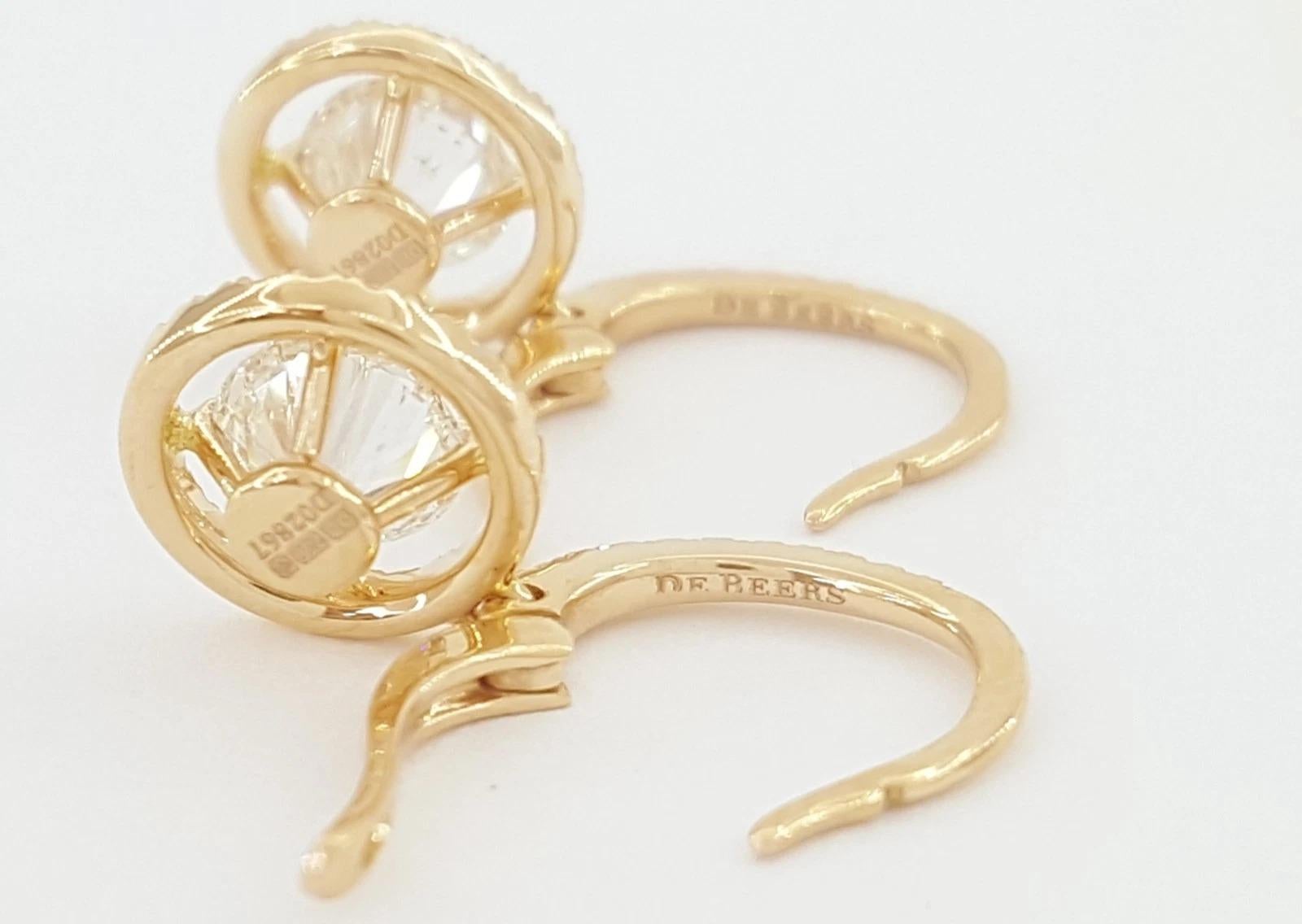 De Beers 1,22 Karat runde Brillantschliff Diamant Halo Ohrringe in 18K Rose (Rundschliff) im Angebot