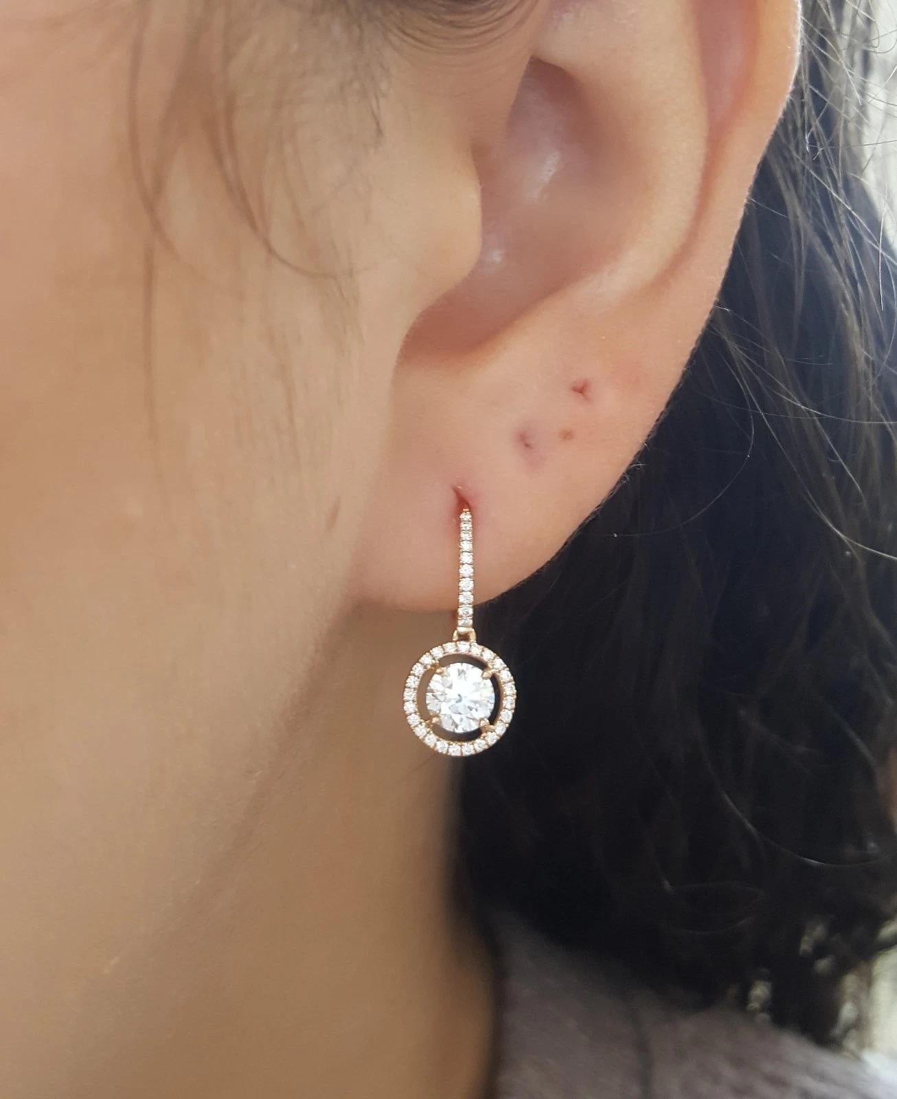 De Beers 1,22 Karat runde Brillantschliff Diamant Halo Ohrringe in 18K Rose im Zustand „Hervorragend“ im Angebot in Chicago, IL