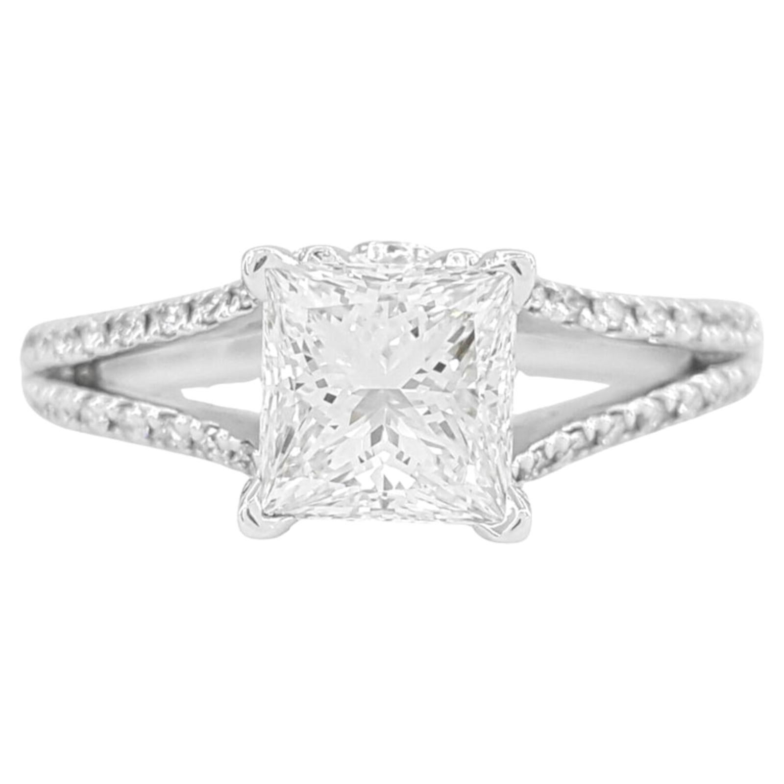 De Beers 1.59 ct Total Weight 14k White Gold Princess Diamond Ring In Excellent Condition For Sale In Chicago, IL