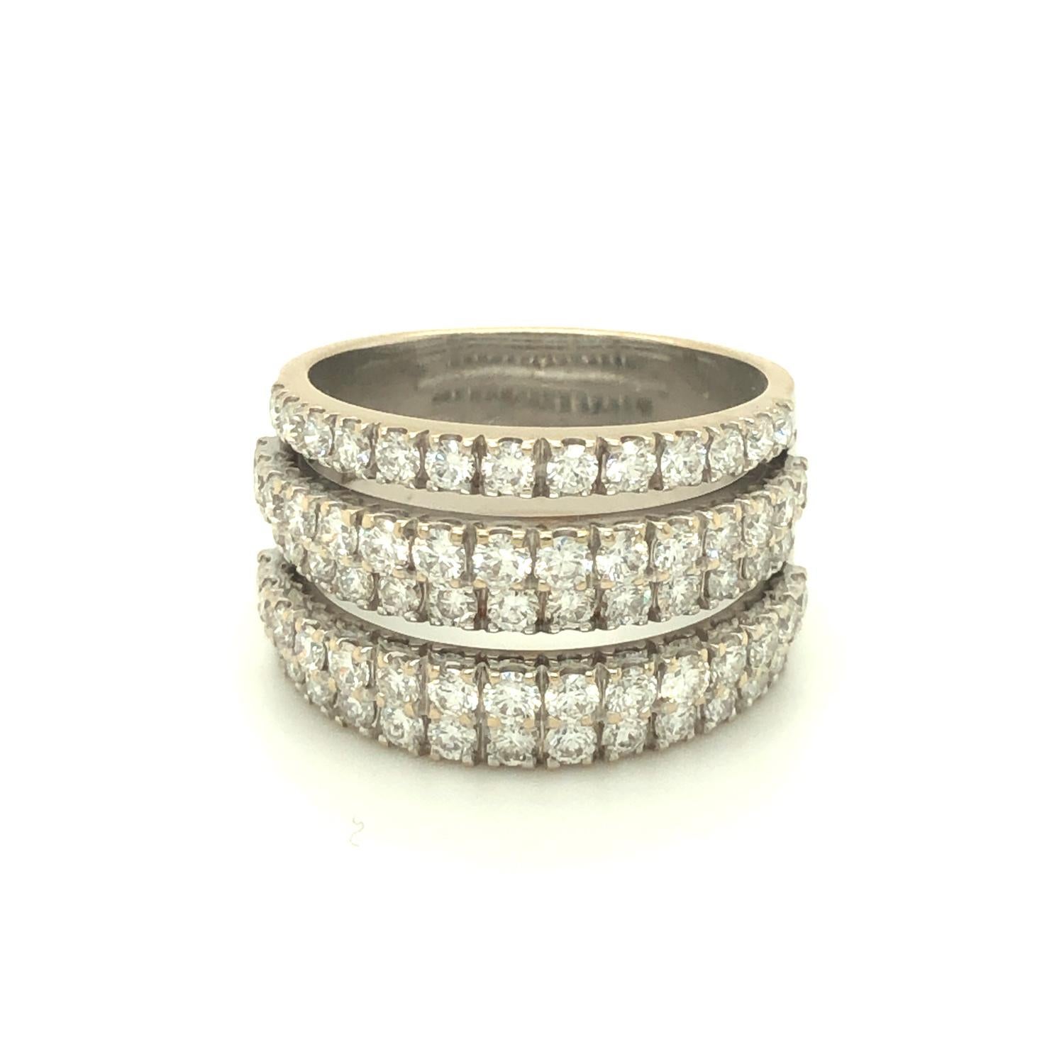 Bague en diamant moderne et élégante de De Beers avec cinq bandes superposées de diamants ronds brillants sertis en pavé. La bande fait 13 mm de large. Le poids total du diamant est d'environ 1,75 carat. Taille 7.