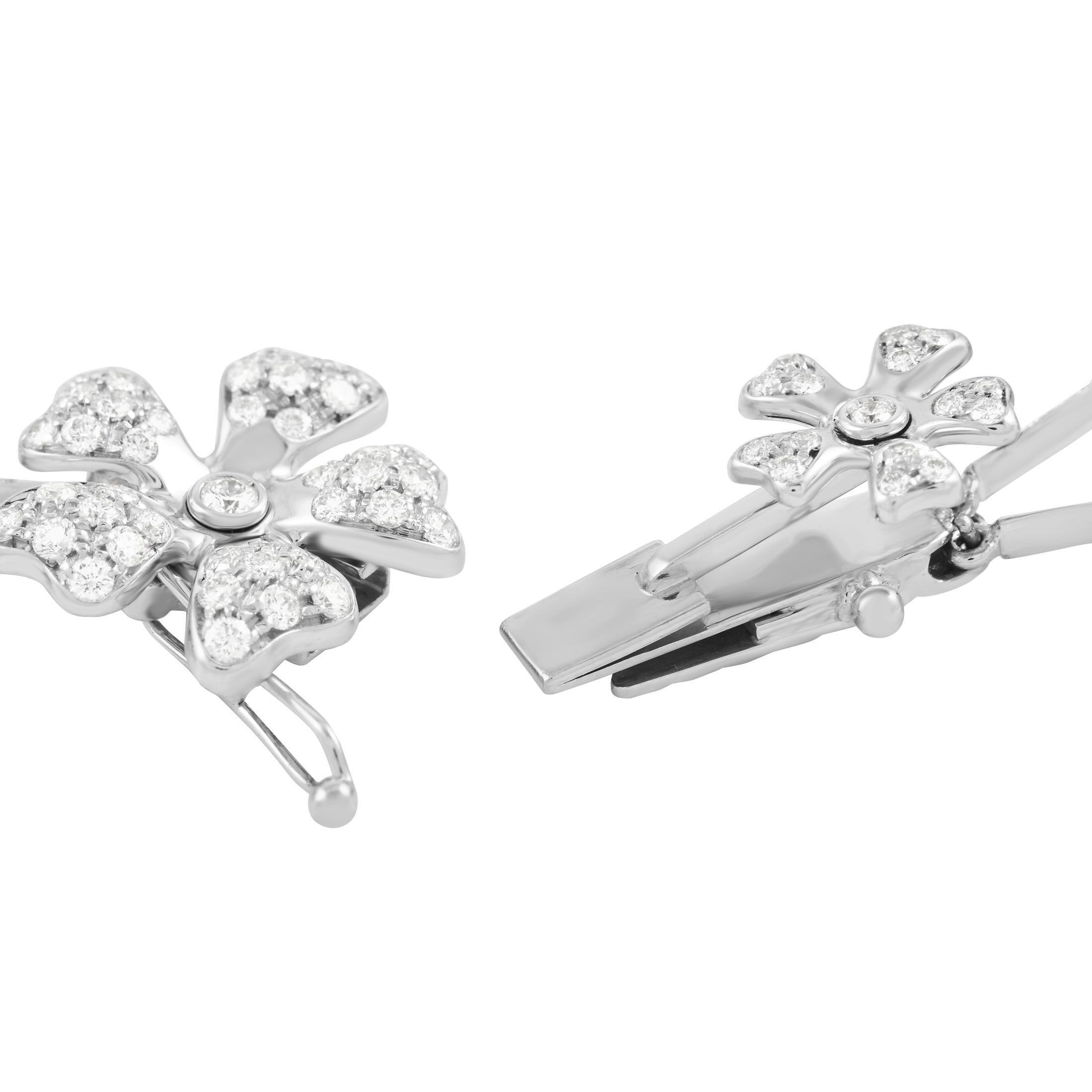 Round Cut De Beers 18K White Gold 21.50 ct Diamond Flower Motif Necklace