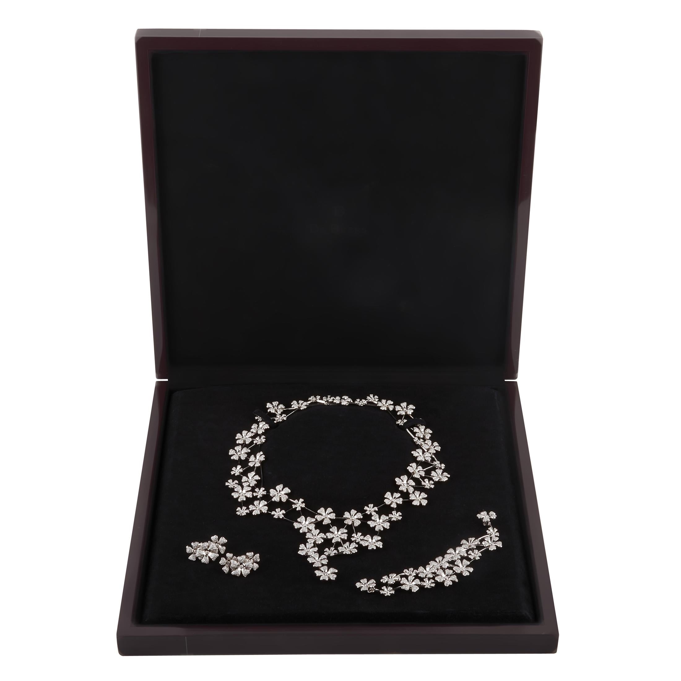 De Beers 18K White Gold 21.50 ct Diamond Flower Motif Necklace In Excellent Condition In Southampton, PA
