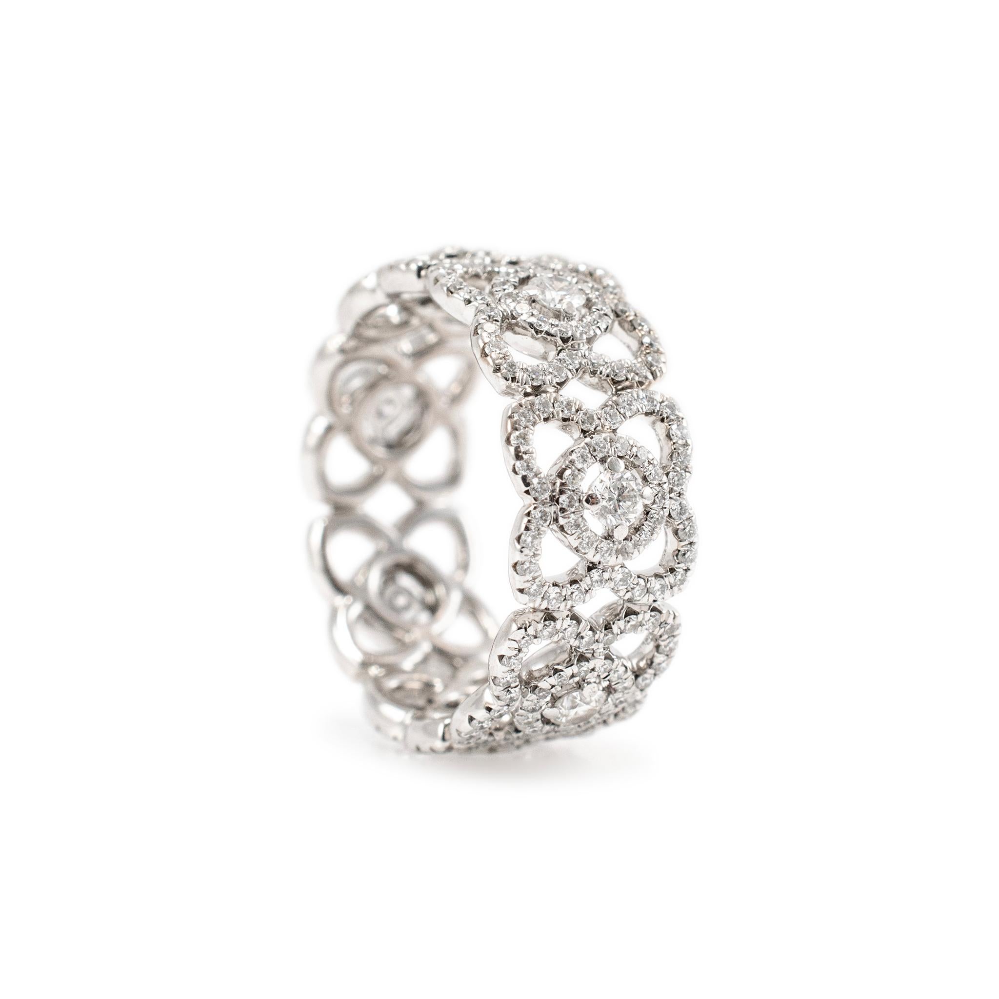 Marke: De Beers

Geschlecht: Damen

Metall Typ: 18K Weißgold

Größe: 7 

Breite: 8,50 mm

Gewicht: 6,91 Gramm

18K Weißgold Diamant Ewigkeit, Cluster Band mit einem halbrunden Schaft. Das Metall wurde getestet und es wurde festgestellt, dass es sich