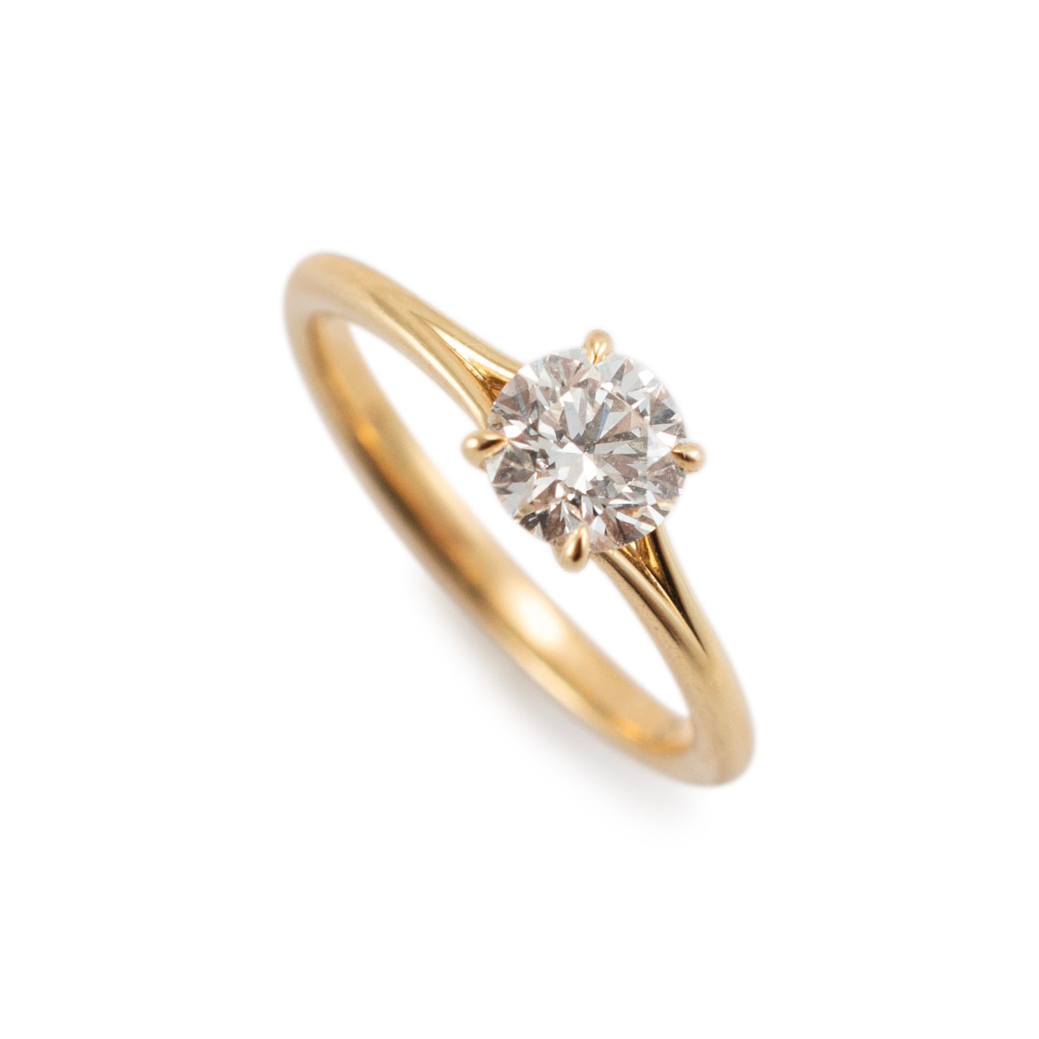 Marke: De Beers

Geschlecht: Damen

Metall Typ: 18K Gelbgold 

Größe: 6,5

Gewicht: 2.74 Gramm

Solitär-Verlobungsring aus 18 Karat Gelbgold mit Diamanten im zeitgenössischen Stil und einem halbrunden Schaft. Das Metall wurde getestet und es wurde