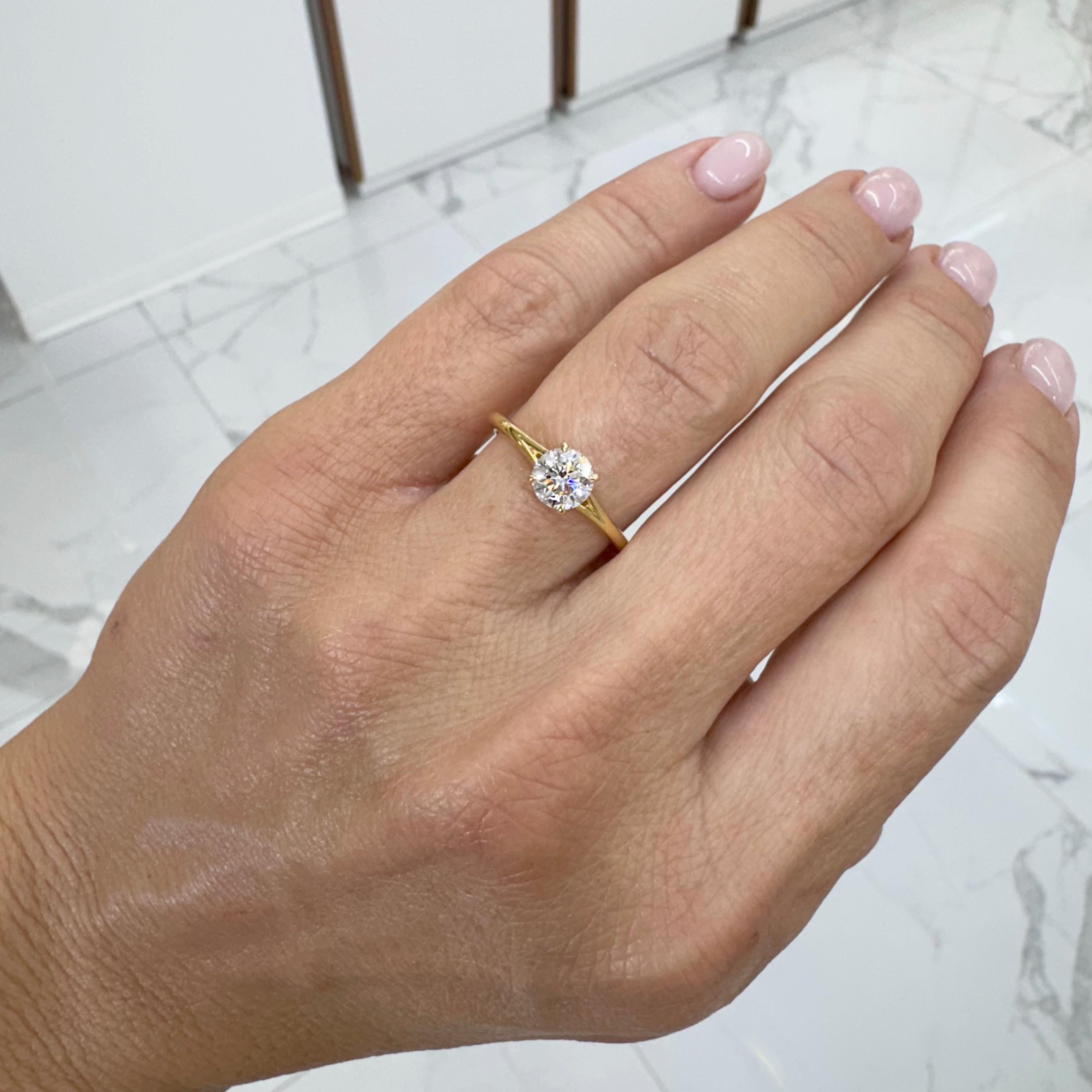 De Beers 18K Gelbgold Classic Rundbrillant Solitär Verlobungsring im Angebot 3